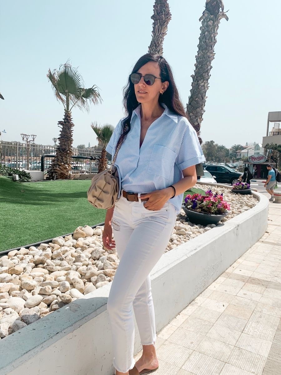 For me it’s still summer! Stay cool and stylish this summer with this timeless look featuring a light blue striped shirt, crisp white jeans, and tan accessories. Ideal for brunch, seaside strolls, or casual outings. Light, easy, and effortlessly put-together.