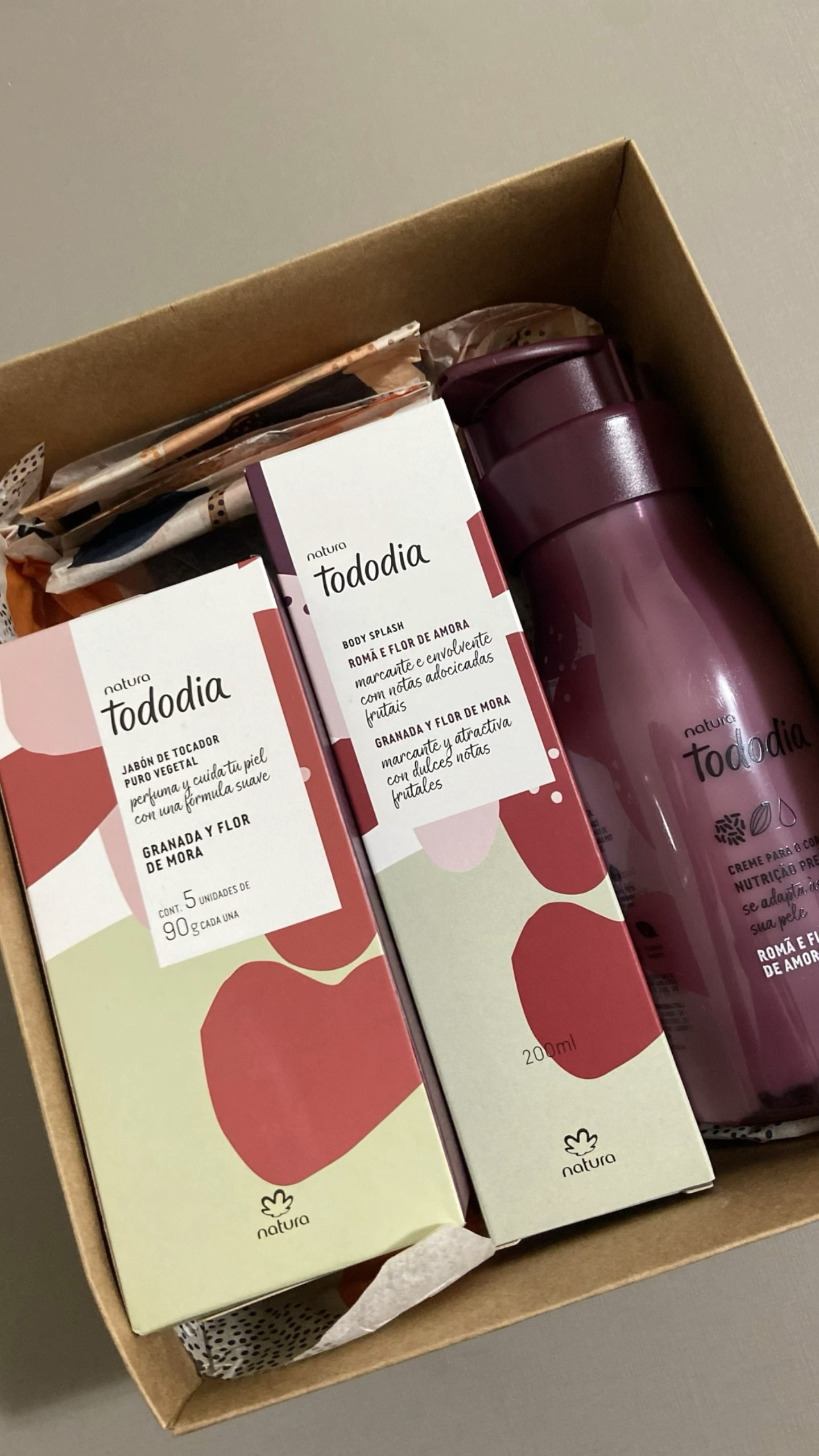 Esperei usar o kit para dividir com vocês minha impressão. 

Fiquei apaixonada no cheirinho de romã e flor de amora (notas adocicadas e frutais) e na textura do creme corporal, o body splash é suave, se quiser um cheiro marcante tem que usar bastante. 

Qual seu kit Tododia #natura favorito?



#LTKbeleza #LTKbrasil