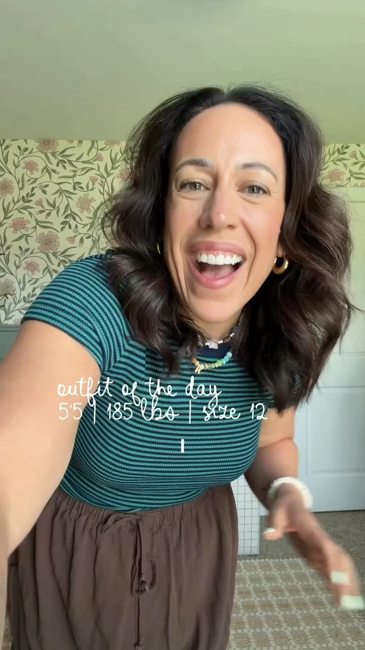 Follow & say OOTD for the details 🛍️ sharing this easy outfit inspo for my midsize mommas! 

#momoutfits #midsizemom #midsizeootd #midsizeblogger @americaneagle