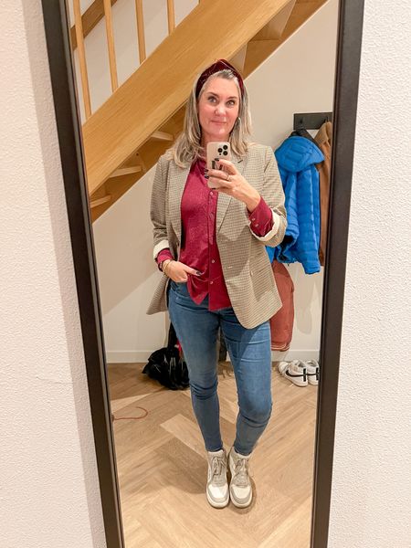 Outfits of the week

Burgundy blouse paired with my favorite plaid blazer and blue thermal skinny jeans and high top sneakers. 

Shirt Hema M
Blazer M
Jeans 28/32 (2 sizes down)
Sneakers tts



#LTKeurope #LTKtravel #LTKcurves