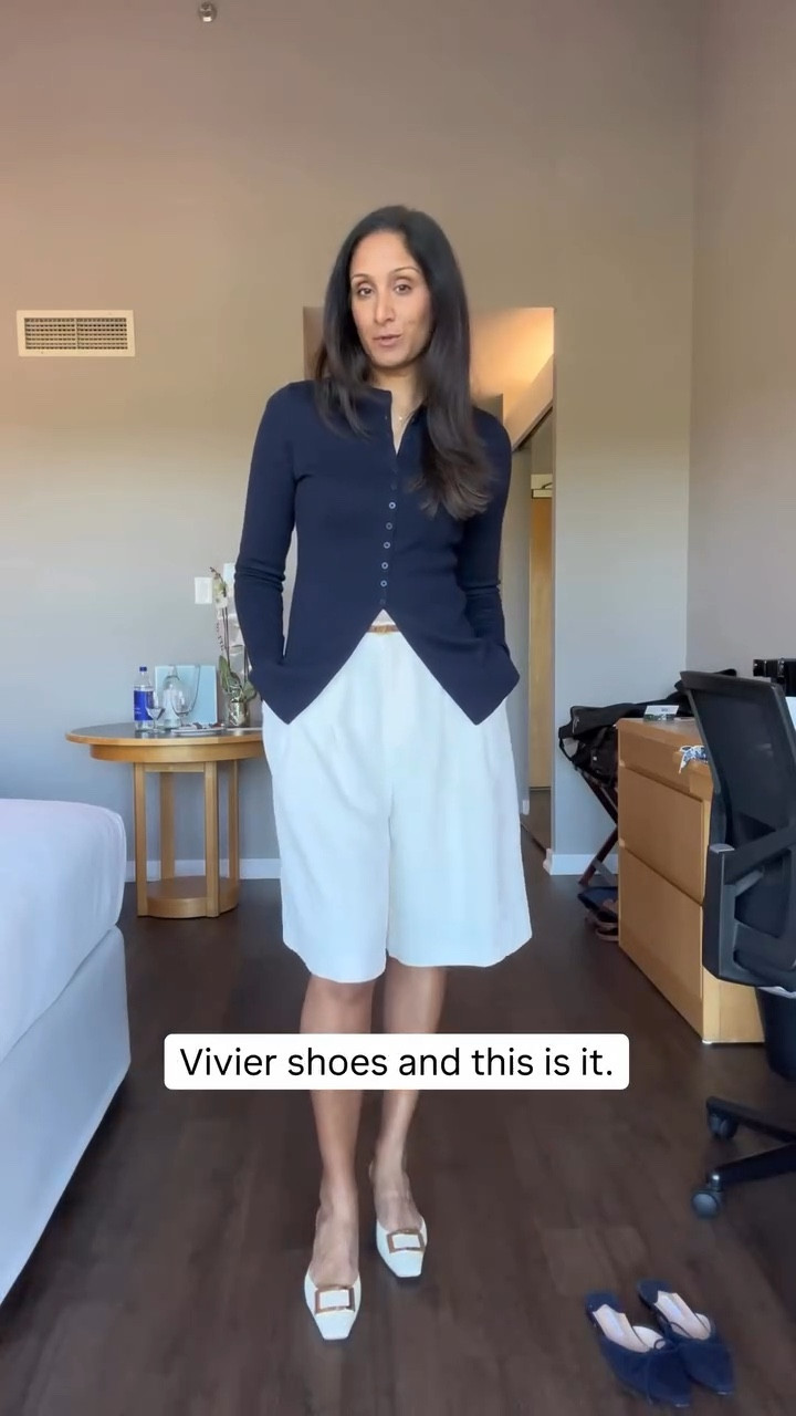 On a beauty brand trip with @esteelaudercanada. I overpacked things like shoes &  imposter syndrome 🤷🏽‍♀️

Shorts @goodamerican 
Sweater @aligne 
Shoes @rogervivier 
Bag @loewe 
Sunnies @lespecs 

#thismamaneedsavacay #whatiwore#outfitofthedsy#canadianbeauty#canadianfashion