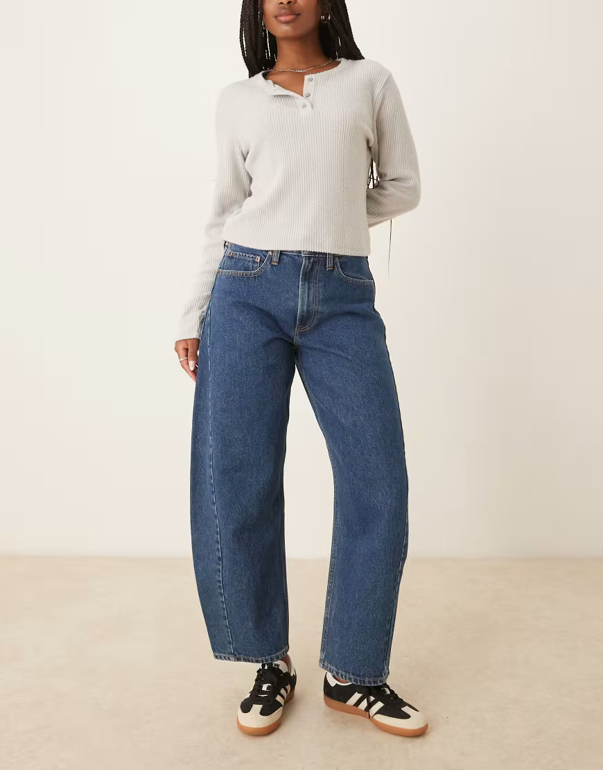 Abercrombie & Fitch curve love mid rise barrel leg jeans in medium wash-Blue | ASOS (Global)