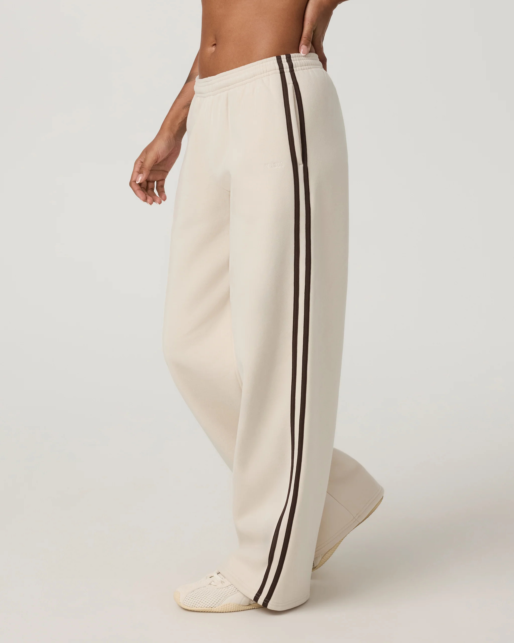 Vuori Restore Straight Leg Track Sweatpant | Bone | Medium | Vuori Clothing (US & Canada)