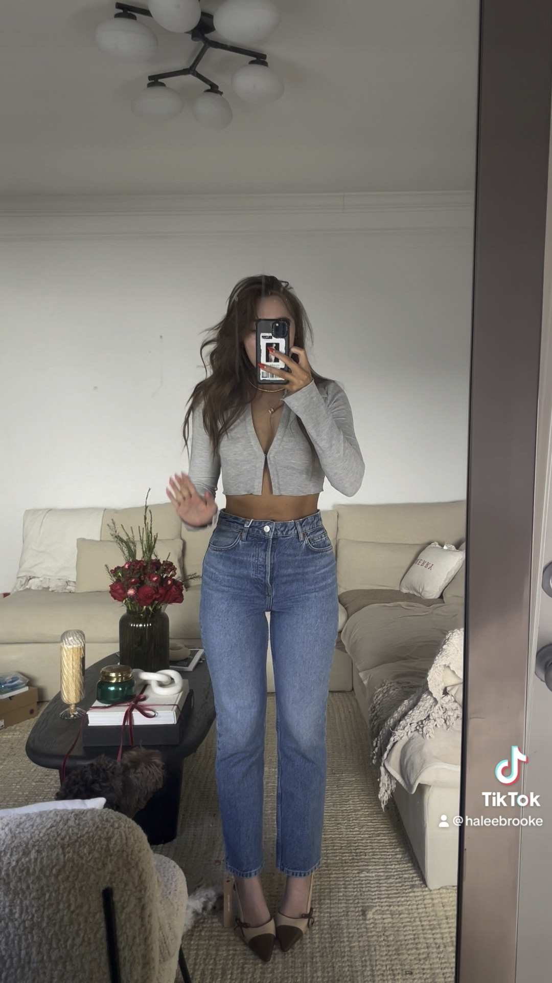 Wearing a size 26. Runs TTS. #denim #reformation #straightcutdenim

#LTKstyletip