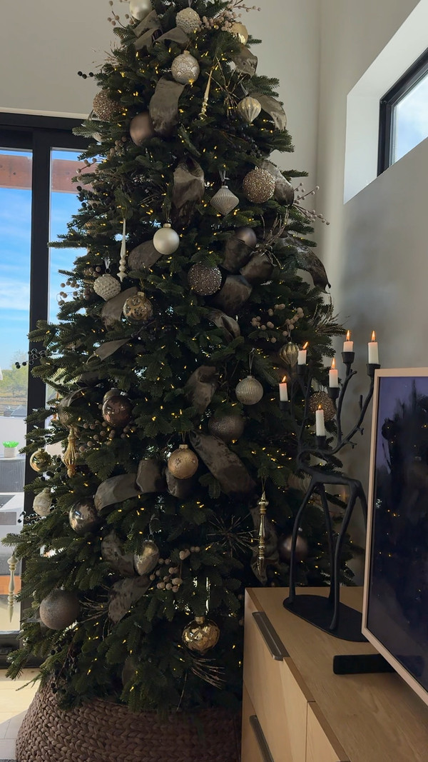 Transform your bedroom into a cozy holiday retreat with a Christmas tree that adds…