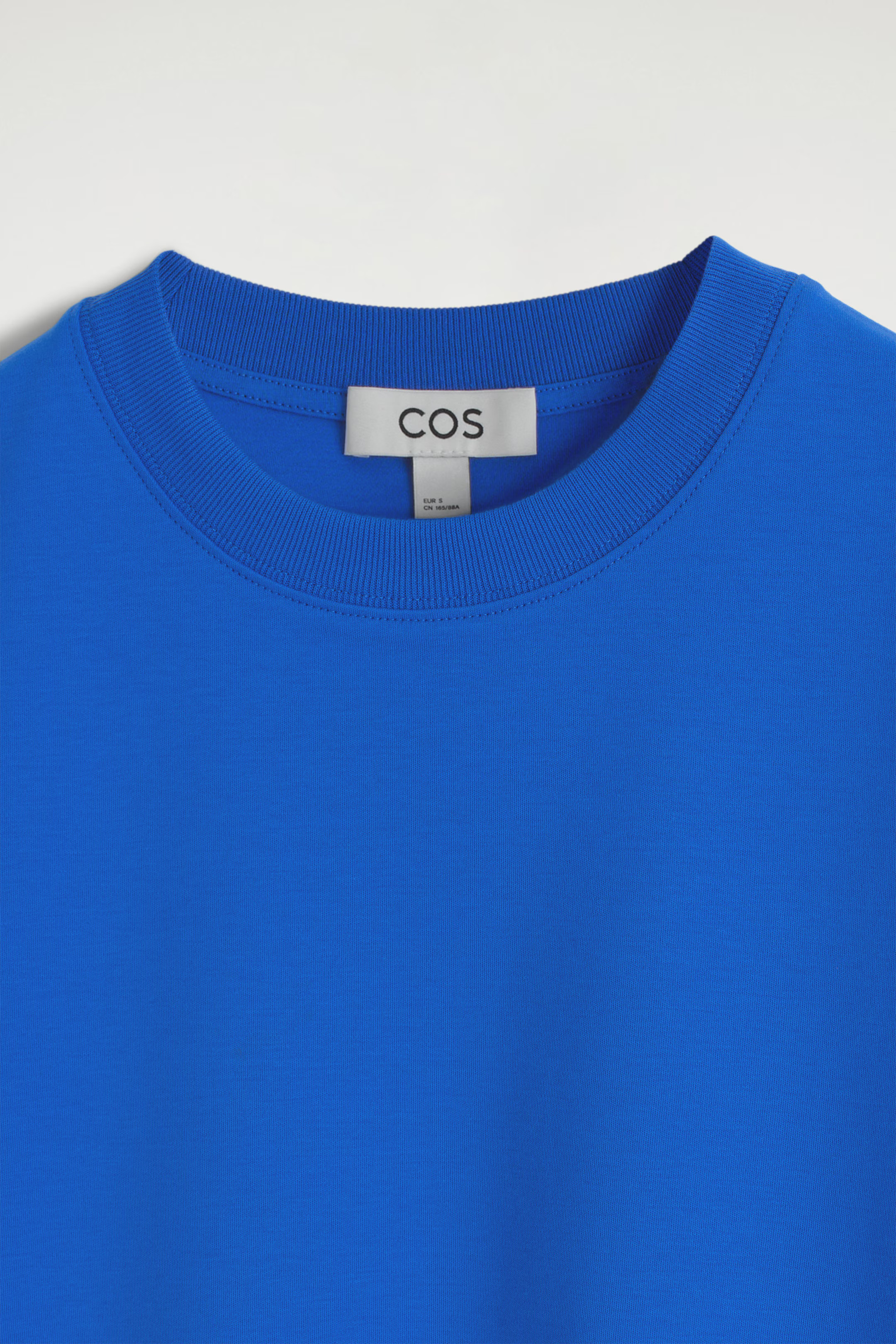 CLEAN CUT REGULAR T-SHIRT - COBALT BLUE | COS | COS (EU)