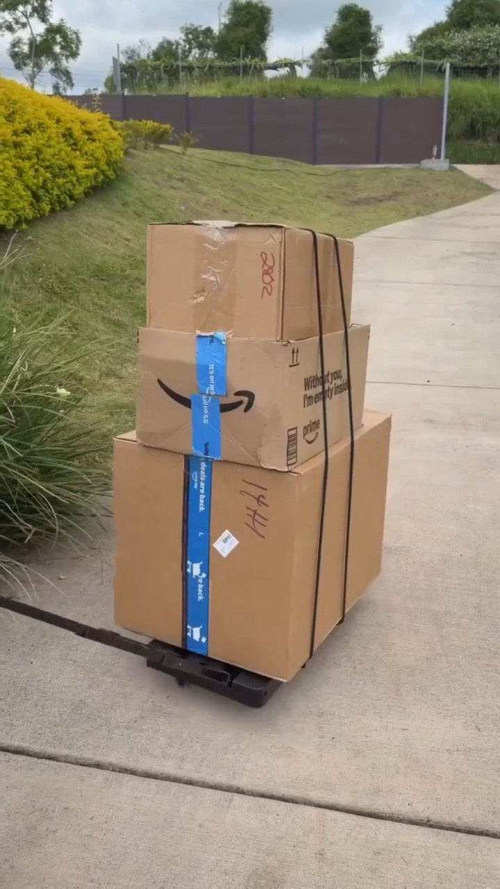 Amazon Folding Hand Truck! This hand truck save me so many trips 📦🧳 Folds flat and holds up to 500 lbs 🙌🖤 

#homehack #portablecart #movinghack

#LTKHome