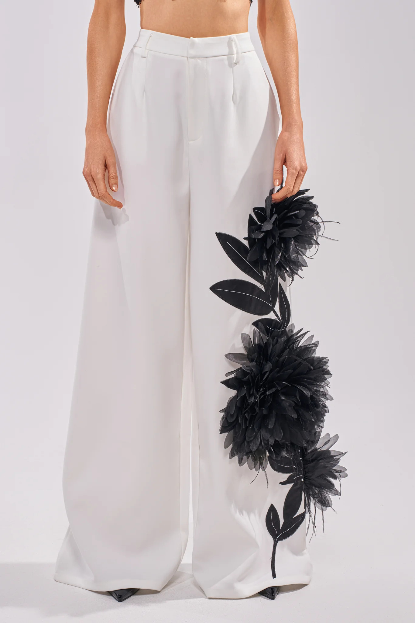IN FULL BLOOM APPLIQUE TROUSER | AKIRA