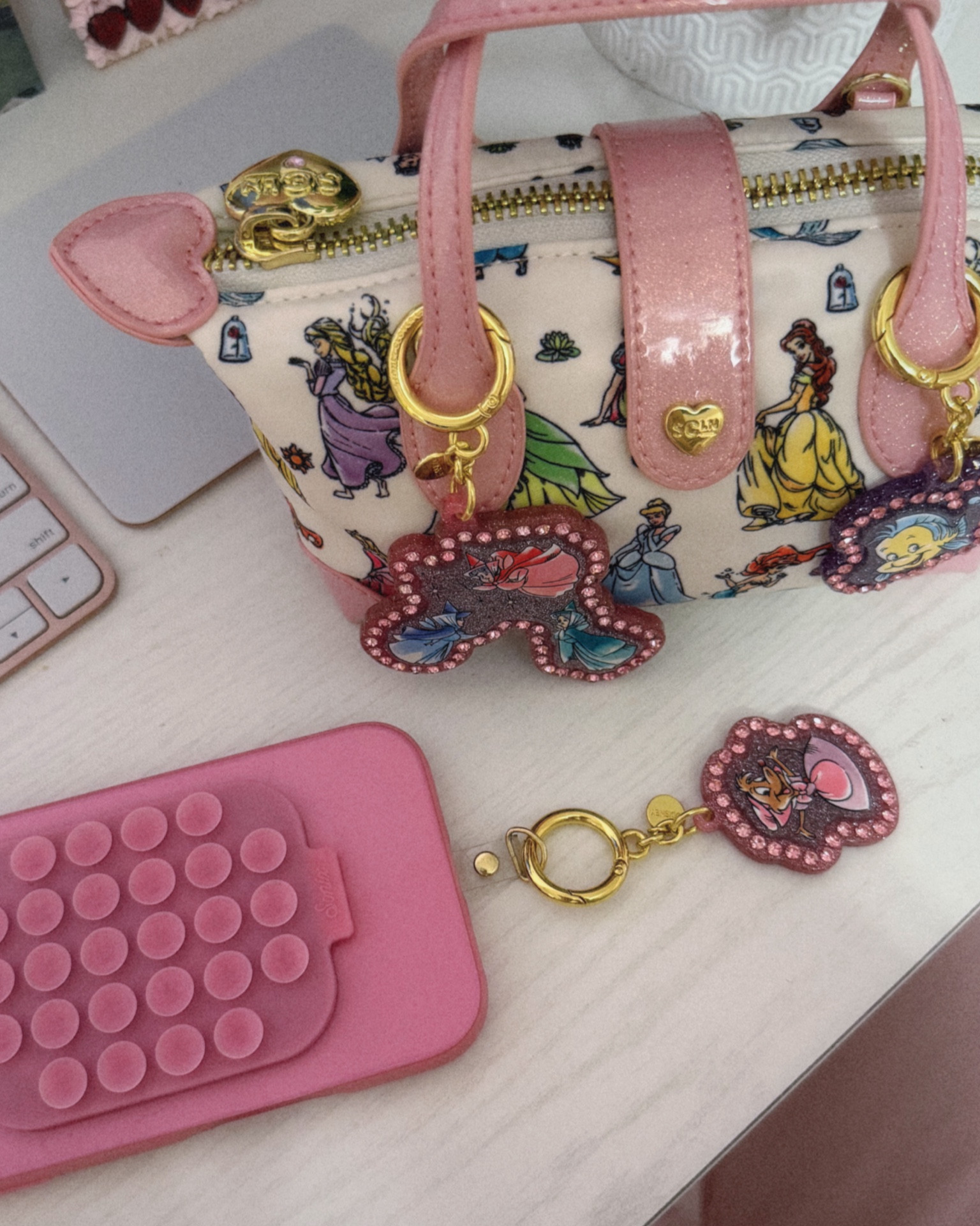 iphone 16 pro max case + sticky grip combo 💖

#LTKTravel #LTKStyleTip #LTKGiftGuide