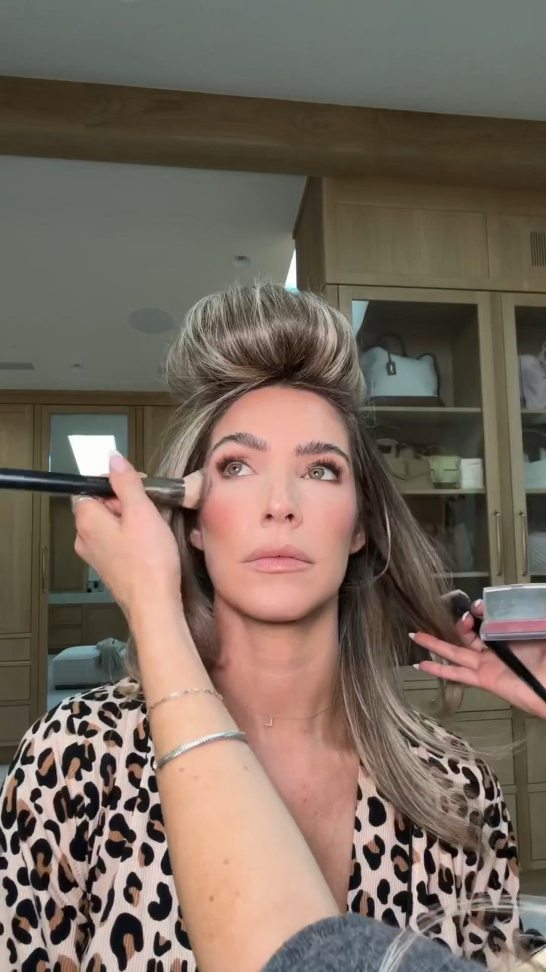 Merit eyeshadow pot for base  “studio” 
Patrick ta medium major dimension palette 
Huda beauty setting powder “pound cake “ 
Westman atelier cream blush “petal” 
NARs concealer in creme brulee 
Victoria Beckham lipstick “spice” 
Victoria Beckham liner “no.2”