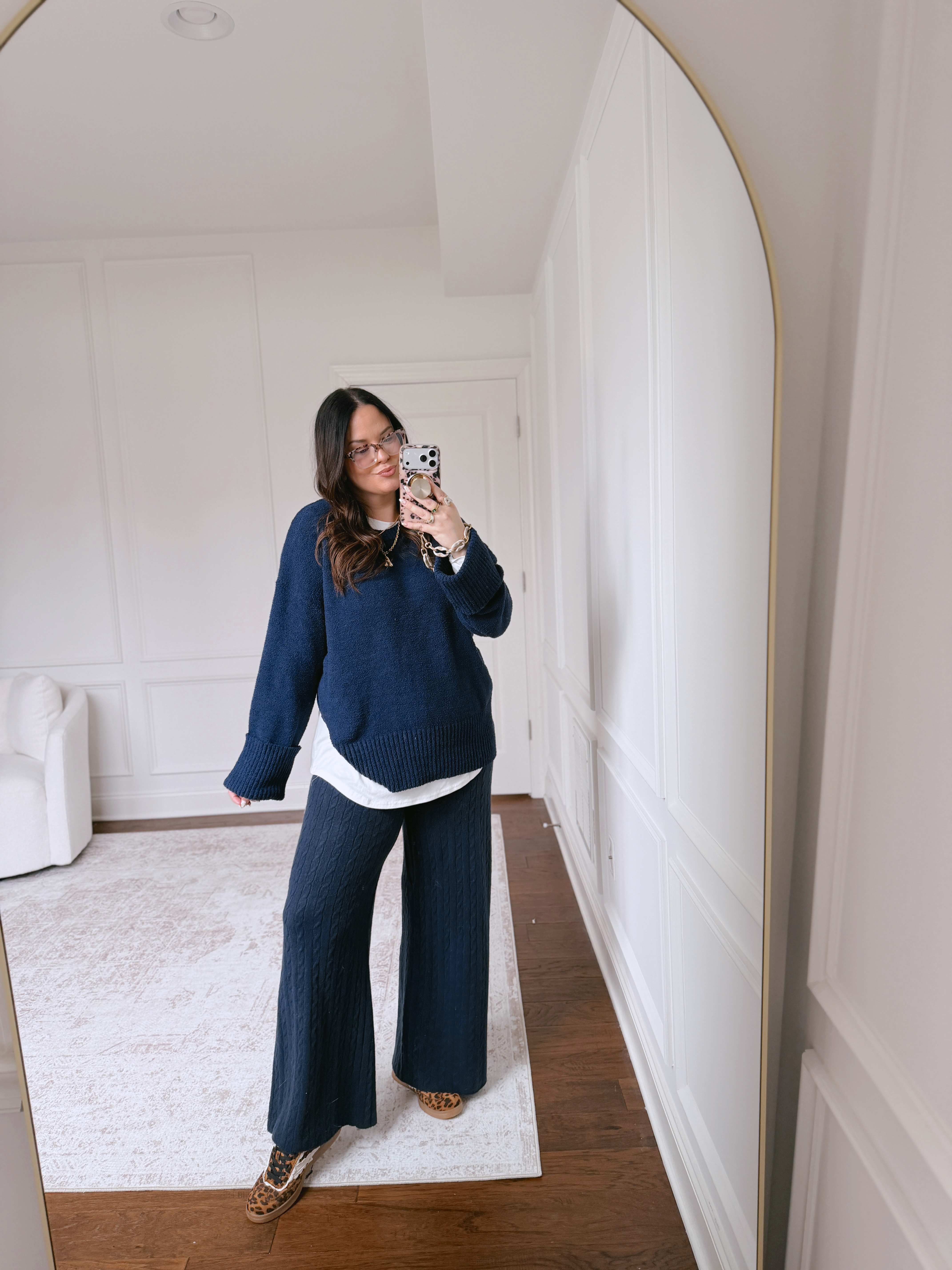 Love this all navy fit.. SO soft, feels like youre wearing a blanket.. wearing a large in everything! 

 #LTKootd #LTKmomlife #LTKMidsize