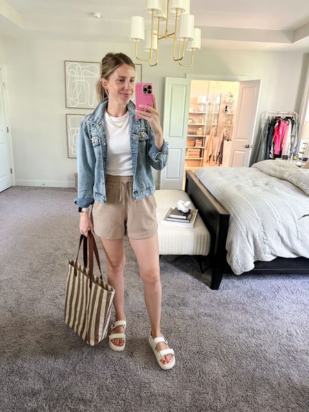 Easy outfit for a casual meeting and lunch date. These shorts are from @varley last year, but there’s a similar style available this year that I’ve linked. Love their stuff! 