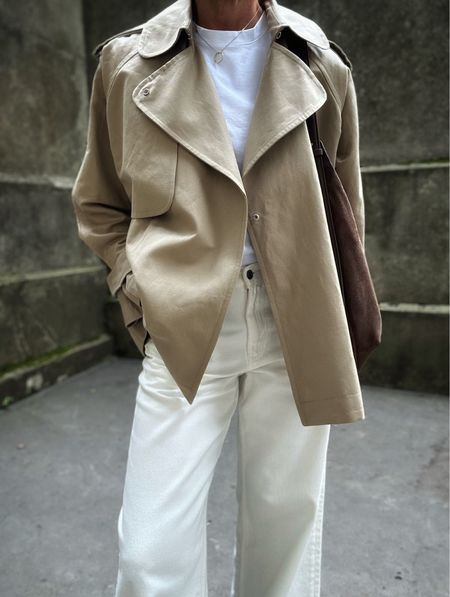 It’s cropped trench weather finally! The perfect spring layer with with pale neutrals - all from Arket. 
Alternatives also linked x