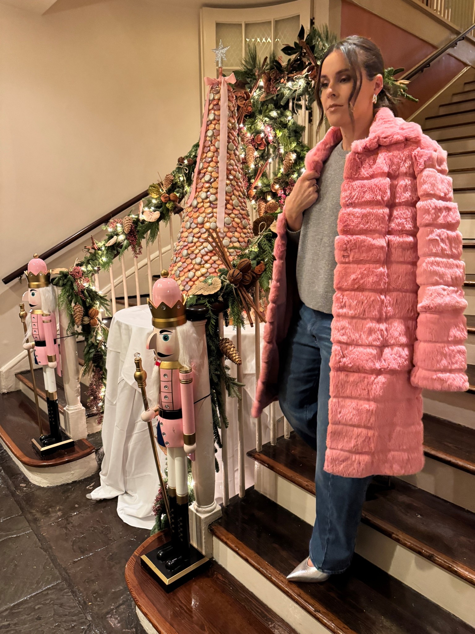 Really enjoyed this restaurants link holiday decor! 🎀