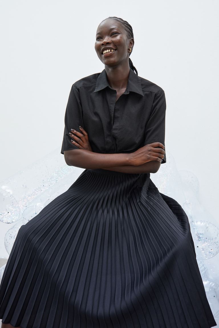 Pleated Skirt | Long Black Skirt Outfit | Midi Skirt Outfit | Work Outfit | H&M (US + CA)