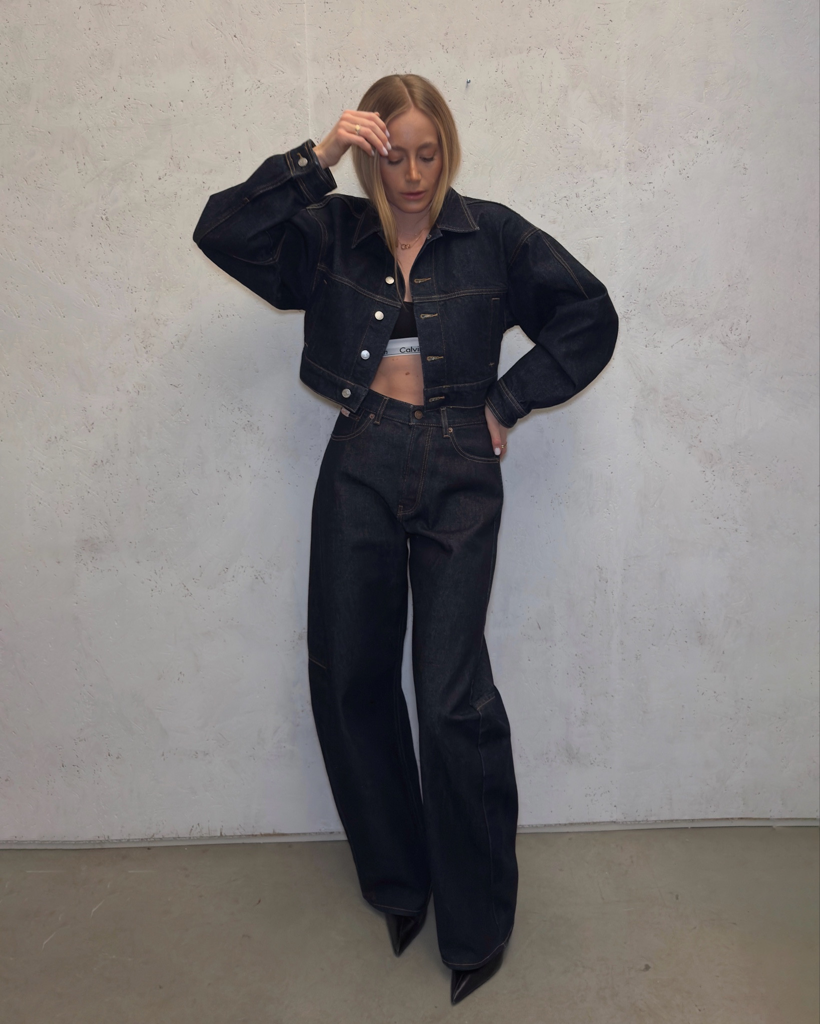 denim on denim look 
styled an o-shape barrel jeans with the matching cropped jeans jacket 
#denim #denimondenim #denimlook #denimoutfit

#LTKeurope #LTKstyletip #LTKdeutschland