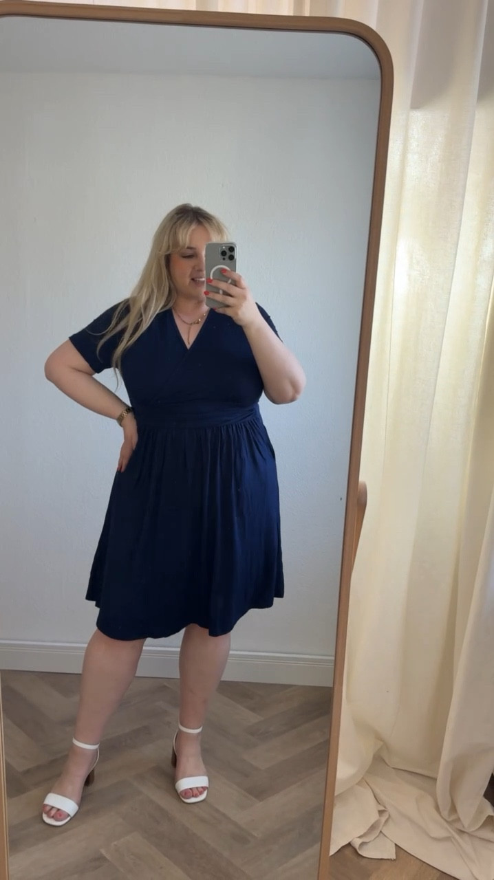 Kleid in dunkelblau 💙

#amazon #amazonfashion #plussizefashion #curvy #kleid

#LTKplussize #LTKdeutschland #LTKkleider