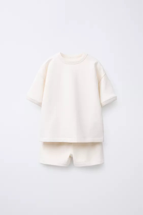 Two-piece set. Round neck T-shirt with short sleeves and ribbed trims. Label appliqué on the bac... | Zara UK
