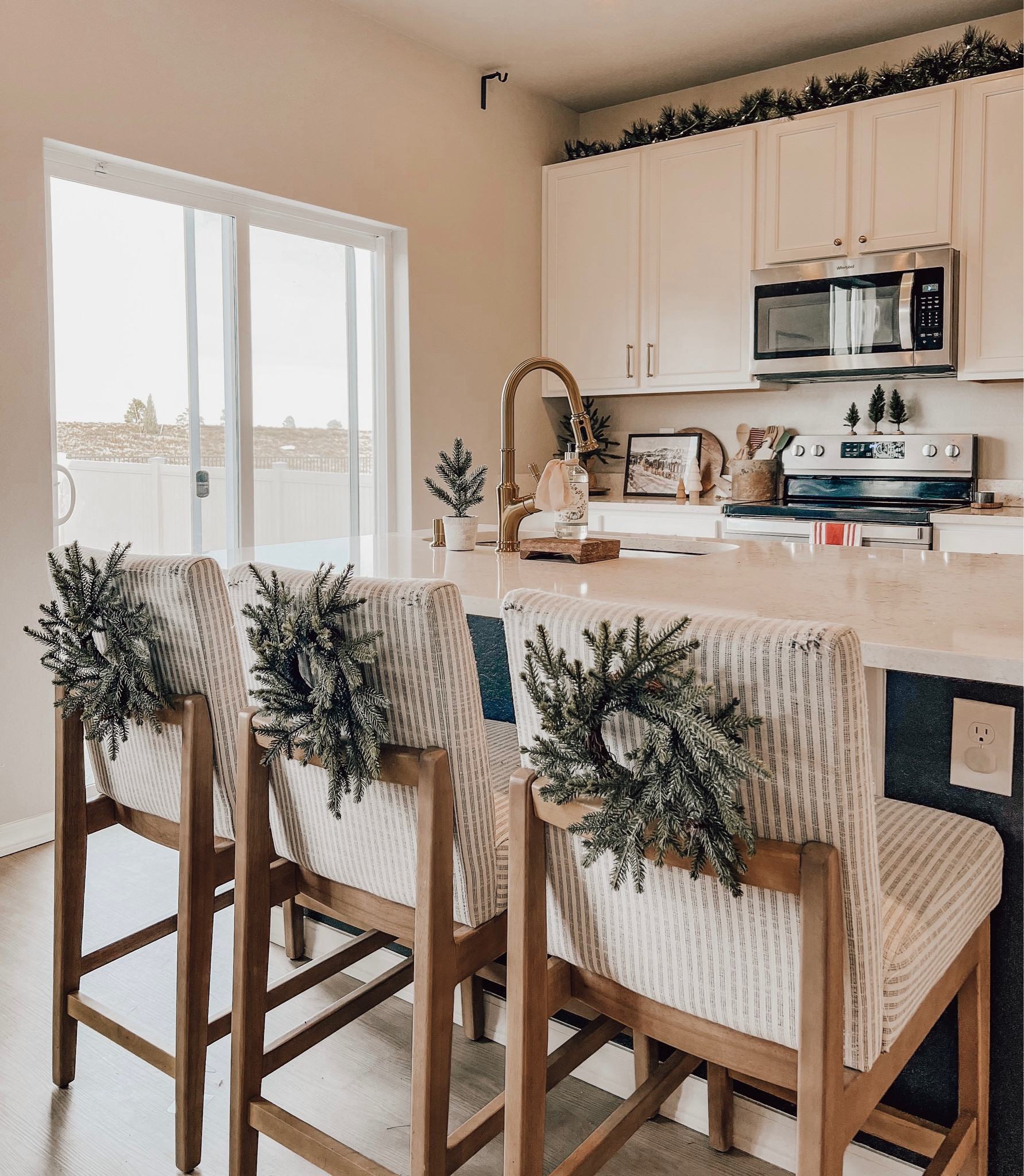 kitchen christmas decor inspo 🫶🏼 #christmasdecor #holidaydecor #christmashome #homedecor

#LTKHoliday #LTKSeasonal #LTKhome