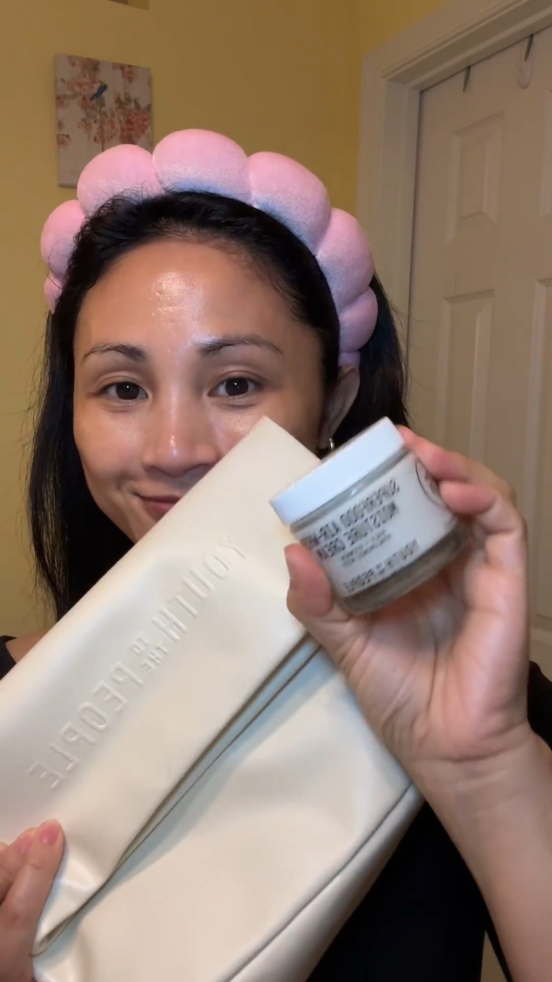 ✨ Lately I’ve been trying out Youth to the People and I love how simple and refreshing the routine feels 💚

Vegan formulas, superfood-inspired ingredients, and clean packaging—it just fits right into my everyday skincare ✨

Keeping things easy, consistent, and enjoying the process 🥹
@Youthtothepeople


#LTKgrwm #LTKselfcare #LTKBeauty