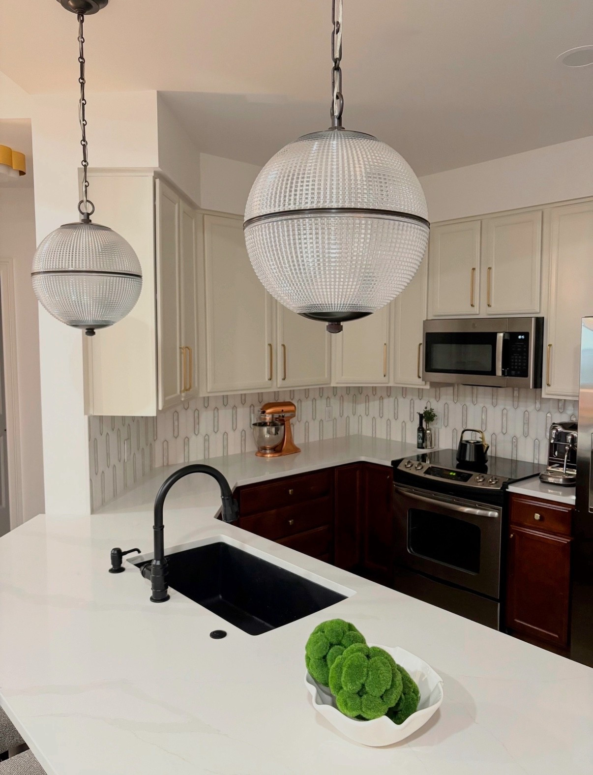 “Lights are the jewellery of the home, so think of pendants as finishing-touch earrings for a room" - Michelle Ogundehin and I couldn’t agree more. #kitchendesign #lovewhereyouliveatlanta #makinghomedreamshappen #pendanta

#LTKHome #LTKStyleTip