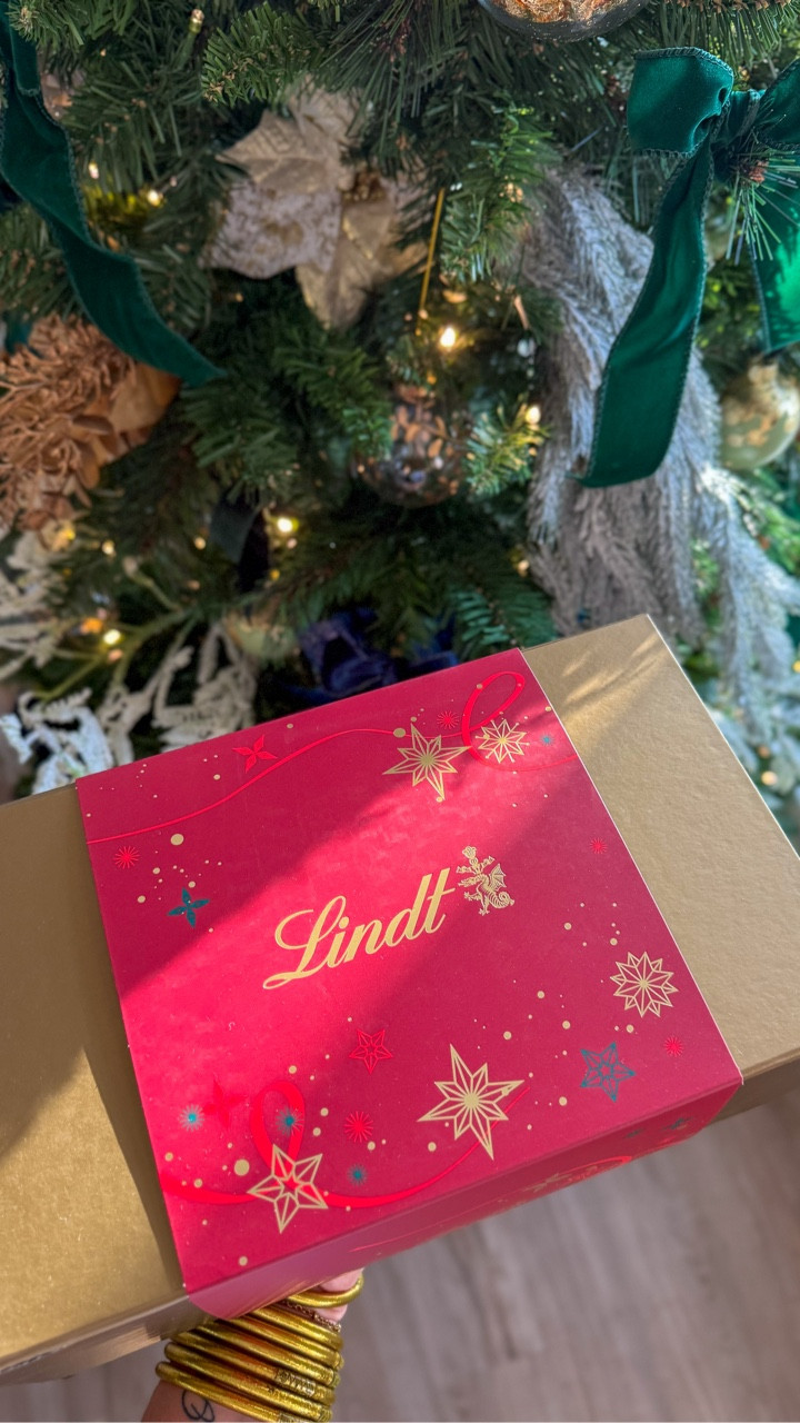 #LindtPartner We are officially in the holidays! Y’all know what that means.. hustle and bustle, gift giving and the things. Well, @lindt_usa Lindor Chocolate Truffles are here to make the holidays sweet. What’s even sweeter is their Pre-Black Friday Sale! 

❤️✨Enjoy up to 40% off during their Pre-Black Friday event (11/19-11/26)! You’ll find something for everyone on your list
 and don’t forget to treat yourself. Shop these limited time offers while they last! 
 
https://www.lindtusa.com/offers/pre-black-friday

What are waiting for?! Grab your Lindor Chocolate Truffles for gift giving or for a sweet family night 🫶🏻

#ad #lindtchocolate #lindorchocolate #chocolatetruffles