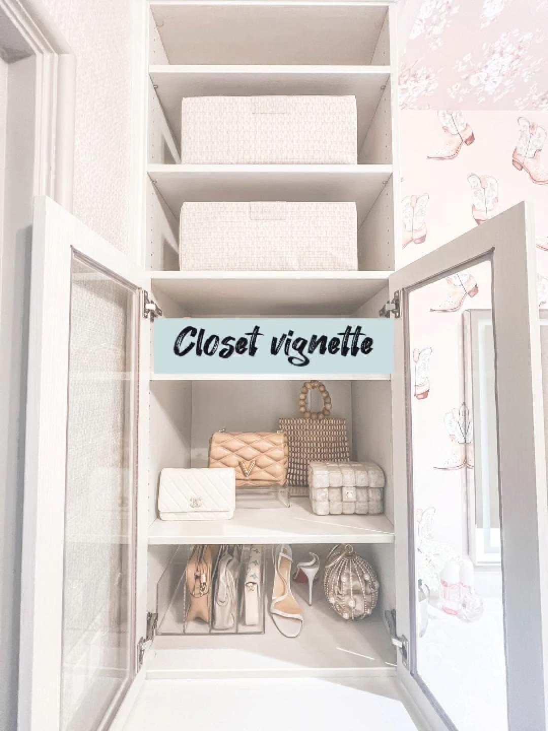 We love a good bit of closet style and the acrylic clutch riser and organizer make this one picture-perfect! 👜 

 