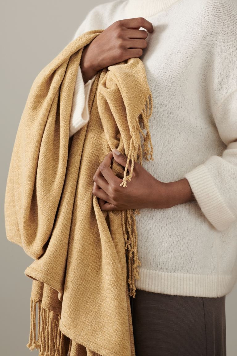 Throw with Fringe | H&M (US + CA)