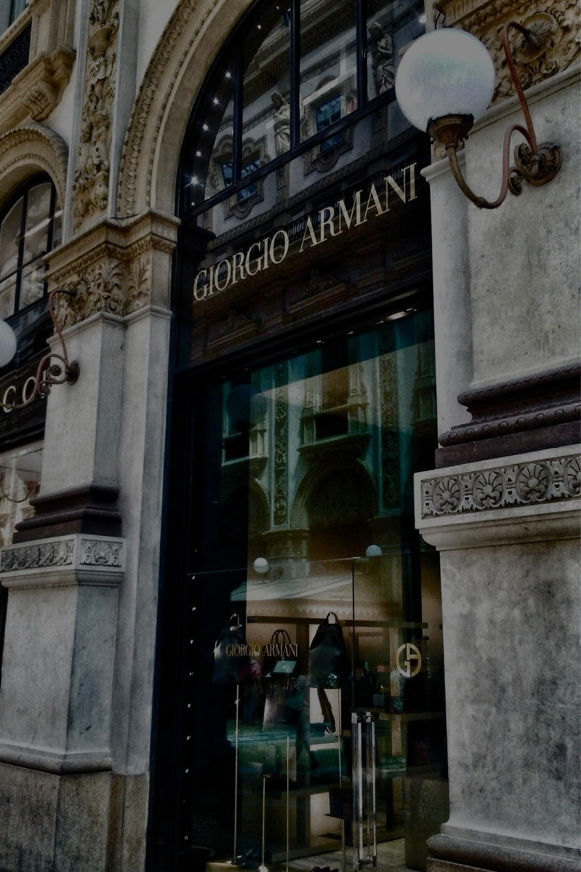 Giorgio Armani’s luminous silk liquid blush 🥀♥️ @armanibeauty 

A lightweight liquid blush that quickly melts into skin to deliver a luminous flush of color—for a glowing makeup look that lasts up to 12 hours!