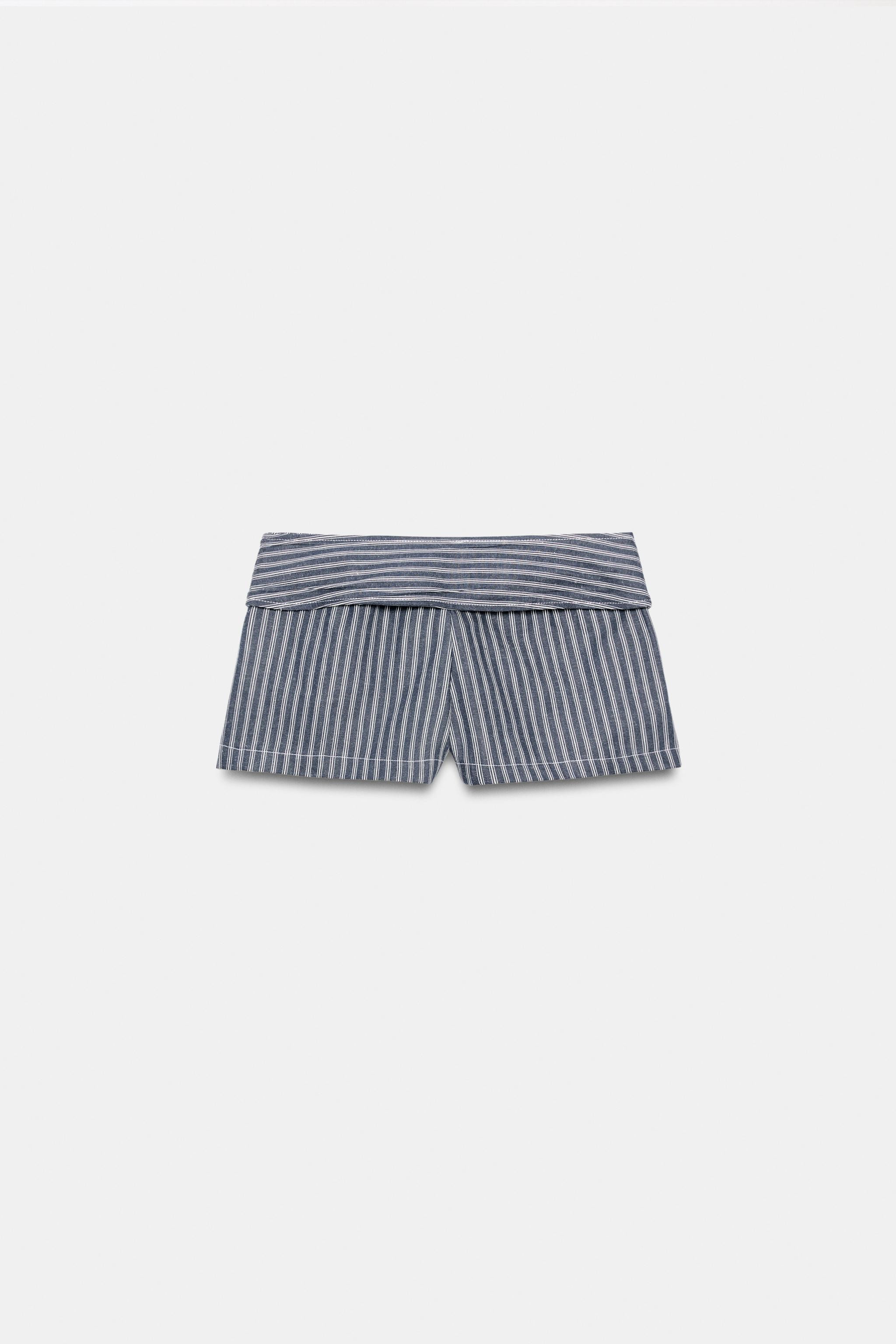 Model height: 181 cmLow-rise shorts with front flap false pockets. Featuring a wide matching fabr... | Zara DE