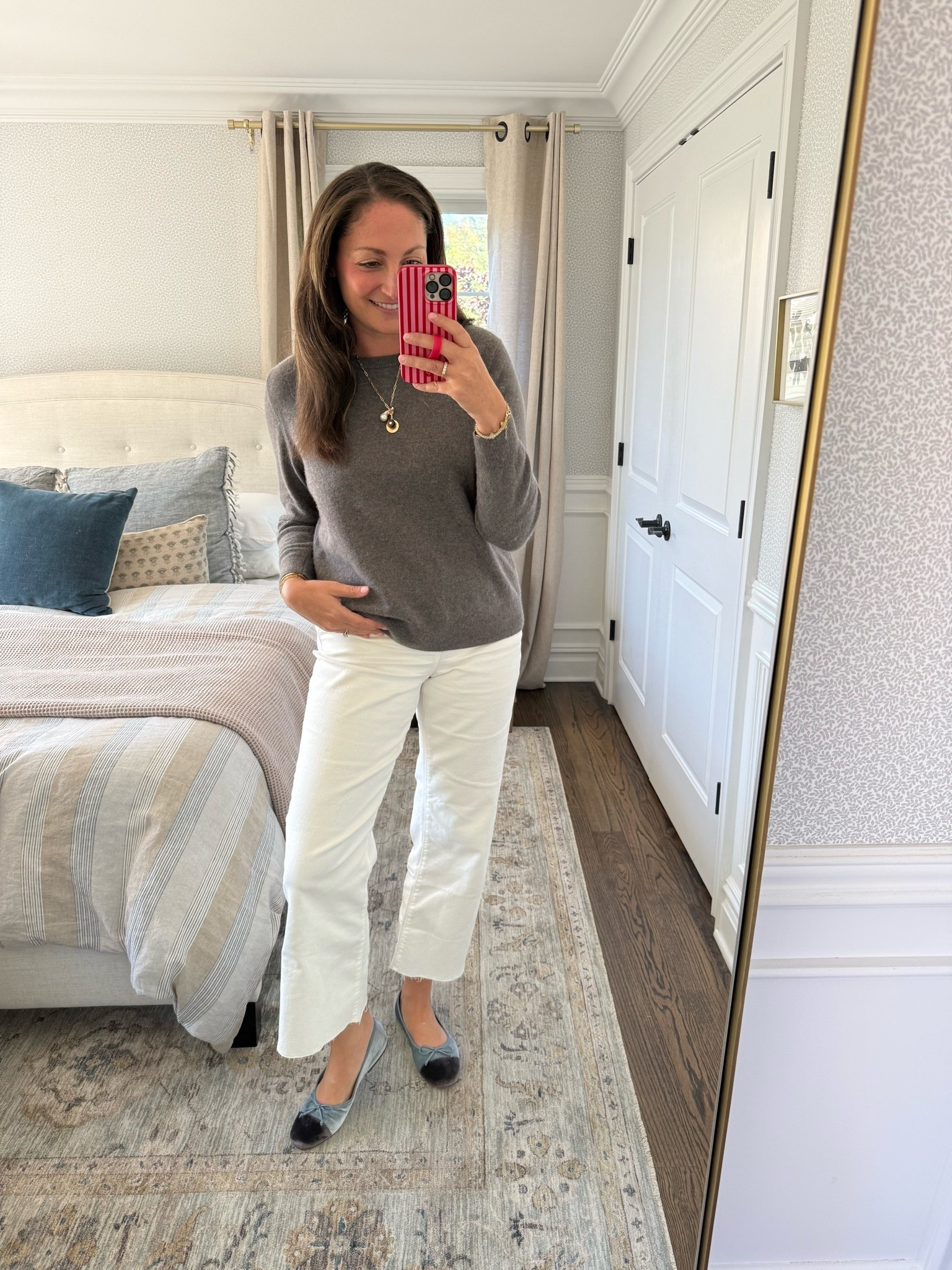 Easy transitional fall OOTD! The best white jeans I’ve found (from @jcrew) my favorite affordable cashmere sweater from @Quince. How cute are these ballet flats?!