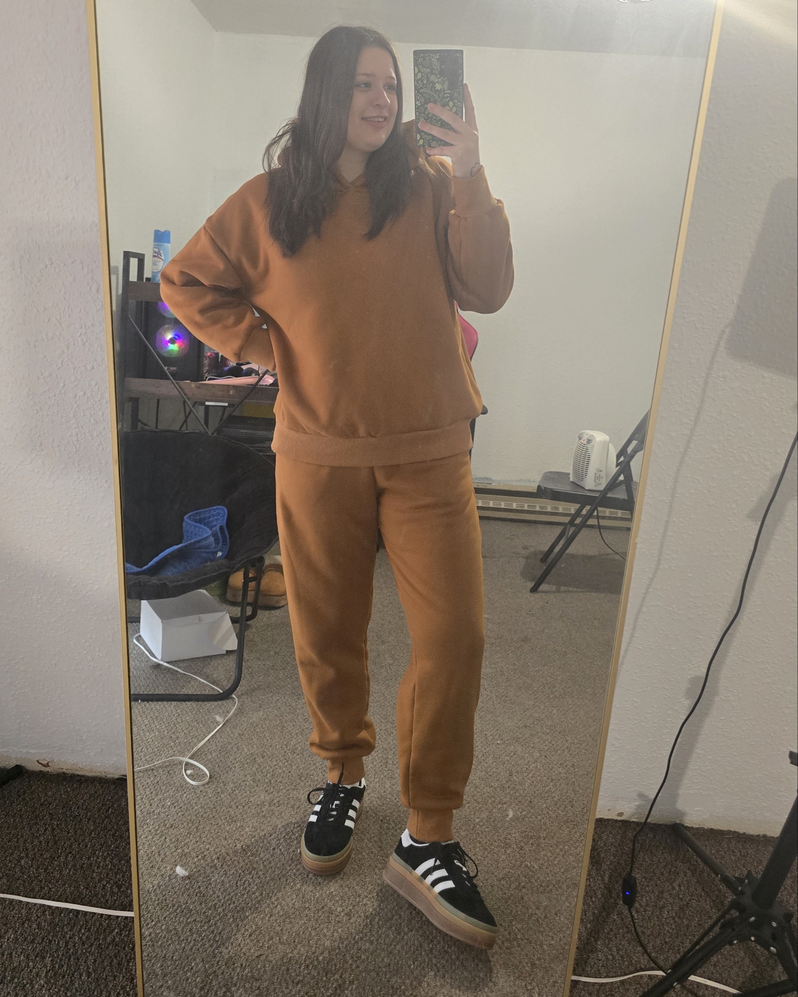 Fleece lined sweat suit for Oregons 30 degree days 🥶
#sweatsuit
#trendy
#brownsweatsuit
#hoodie
#sweatpants 
#matching set

#LTKStyleTip #LTKU #LTKSeasonal