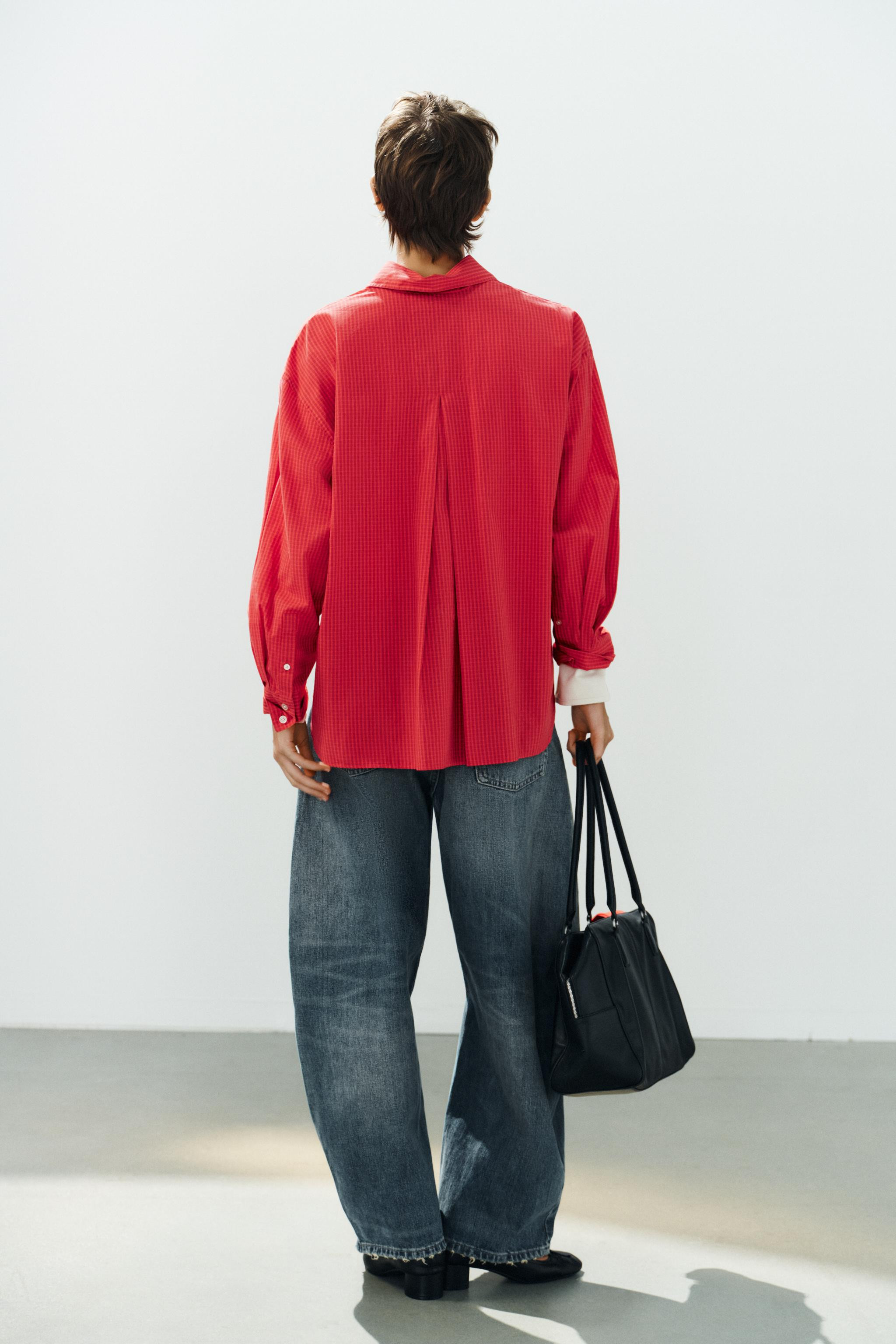 Le mannequin mesure : 179 cmChemise oversize avec col \u00e0 revers et manches longues. Fermetur... | Zara FR