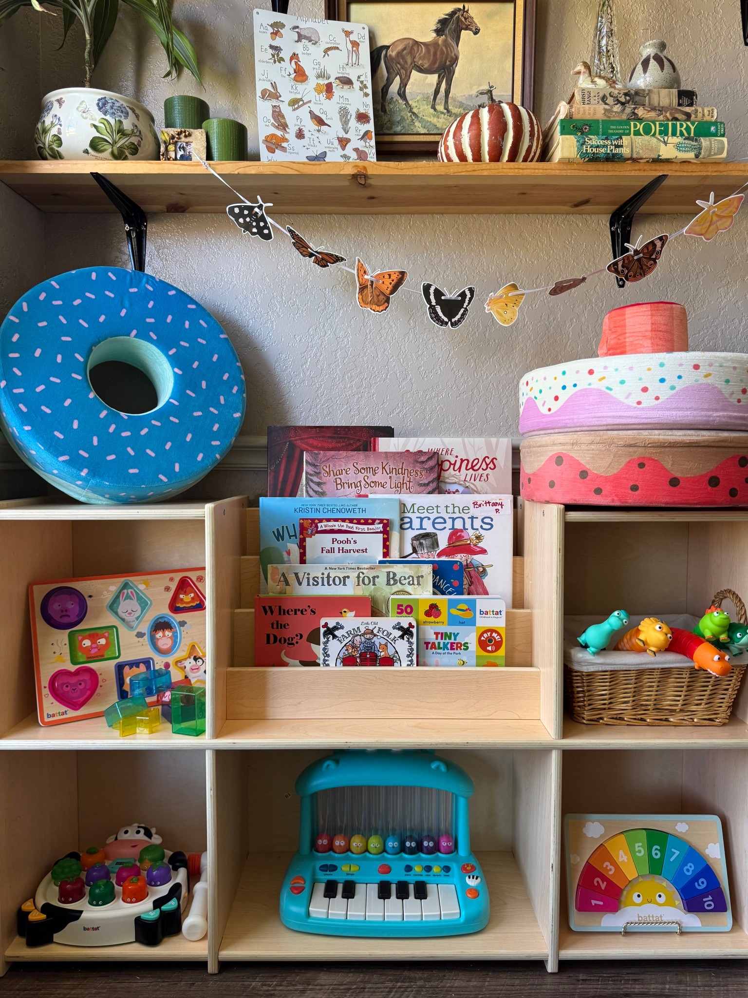 New month, new toy rotation! 🌈✨
This week we brought in a full shelf of Battat Toys and I already know it’s going to be such a fun play week 🤭💛


@Battat Toys 
#toddlertoys
#openendedplay
#playroominspo
#momlife
