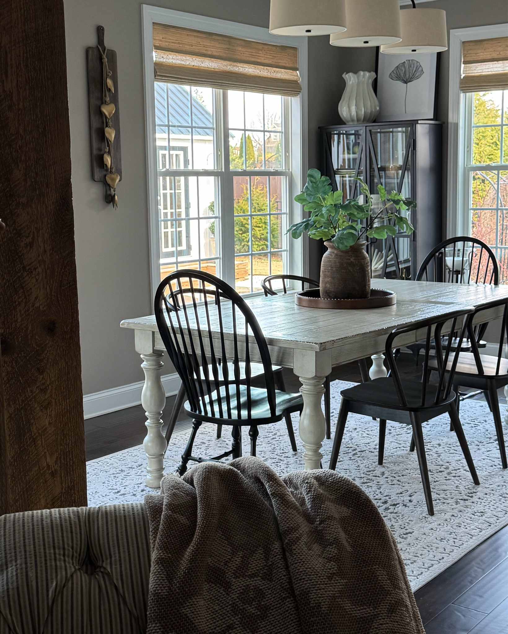 My cozy dining room!!🤎

Dining chairs, area rug, linear chandelier, cream vase, wood vase, fig stems, long cutting board, heart garland, brass floor lamp with woven shade



#LTKHome #LTKSeasonal #LTKValentine