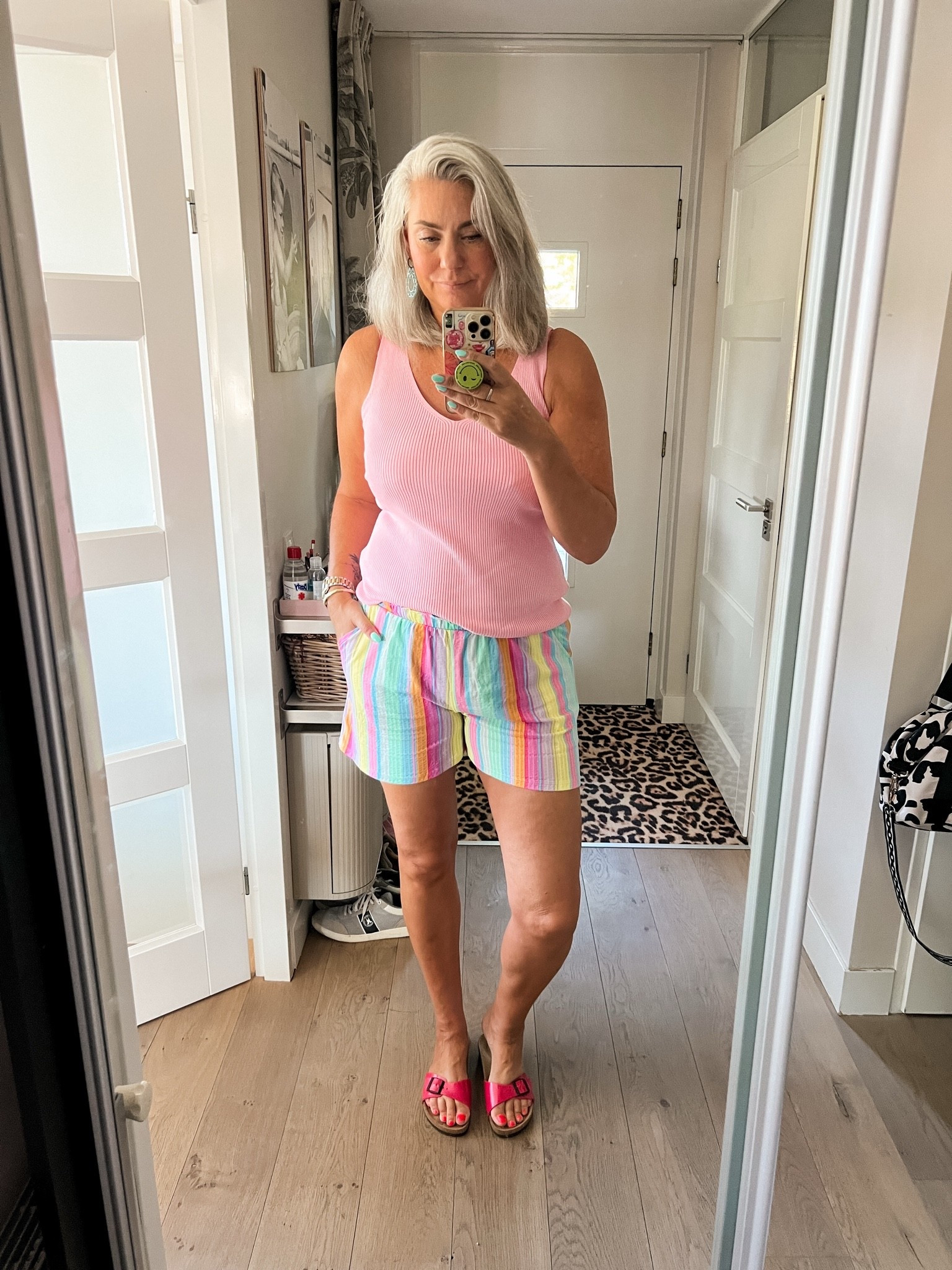 OOTD - Zaterdag. Gebreide roze top van HEMA (L) op een gestreepte short in alle kleuren van de regenboog. En ja, hij is van de kinderafdeling (maat 16 y/o) daaronder stokoude (minstens 20 jaar) Birkenstocks. Zo zie je maar, het zijn prijzige sandalen maar ze gaan wel een leven mee.

#LTKnederlands #LTKeurope #LTKsummer