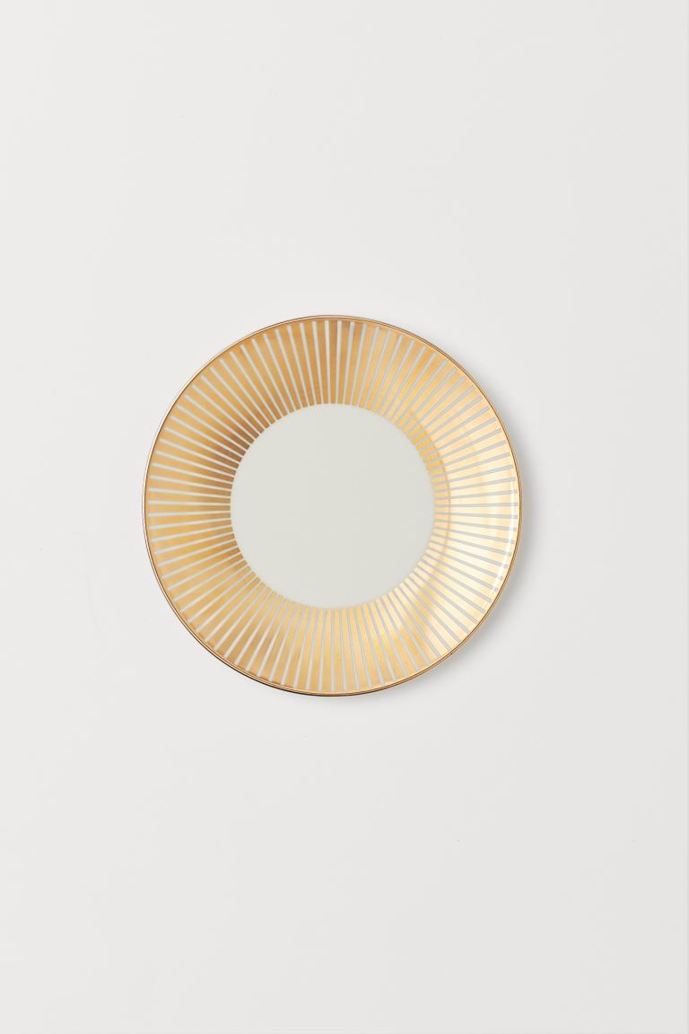 Porcelain saucer with a striped pattern and gold-colored rim. Diameter 6 in. | H&M (US + CA)
