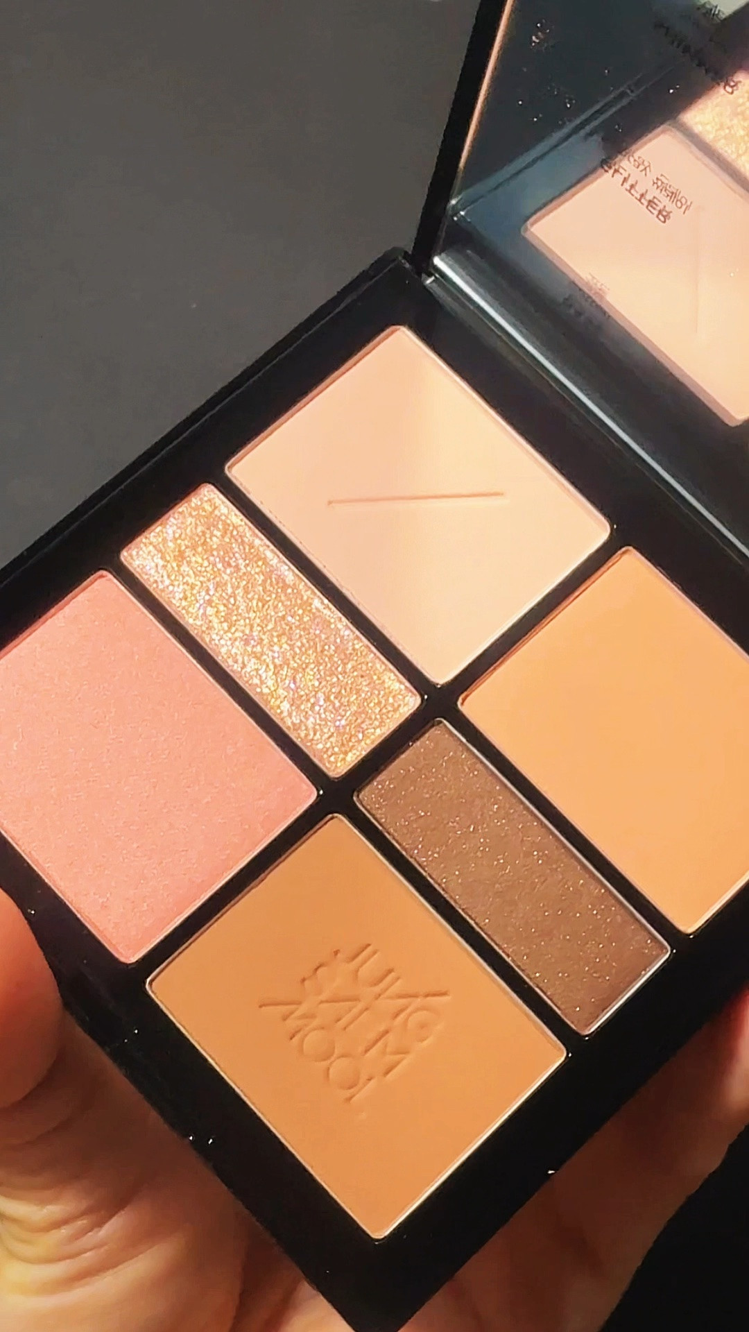 No one is talking about these Jung Saem Mool K-Beauty palettes, but they’re so good!

I didn’t realize that until I attended a makeup class in Korea.

I’m already a big fan of their cushion foundation, but I never expected their eyeshadow and shading palettes to become my everyday makeup staples.

The powder is finely milled, the shimmer is subtle and elegant, and the pigmentation is just right. You can easily build up the color for a more glamorous look or keep it soft for a natural no-makeup makeup look—all without paying a premium price.

10/10. I highly recommend them!

#JungSaemMool #KBeauty #KoreanMakeup #KBeautyMakeup #EyeshadowPalette