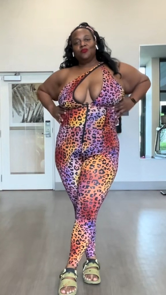 Bold and confident in this statement dress 😍 perfect for standing out and feeling amazing
This look is everything for curvy style 💃🏽
#plussizefashion #confidenceboost #ltkstyle

#LTKmorningroutine #LTKPlusSize #LTKfitnessgoals