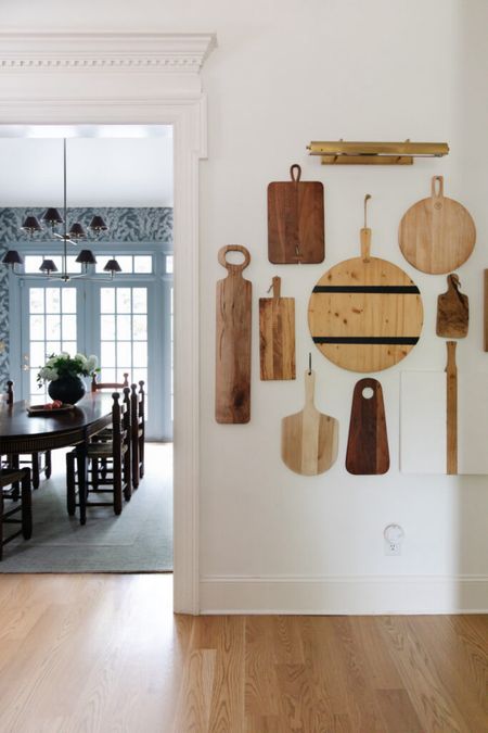 Moody Modern Traditional Kitchen 🖤

Cutting board gallery wall, dining room chandelier, dining table, wallpaper, area rugg

#LTKhome #LTKSeasonal