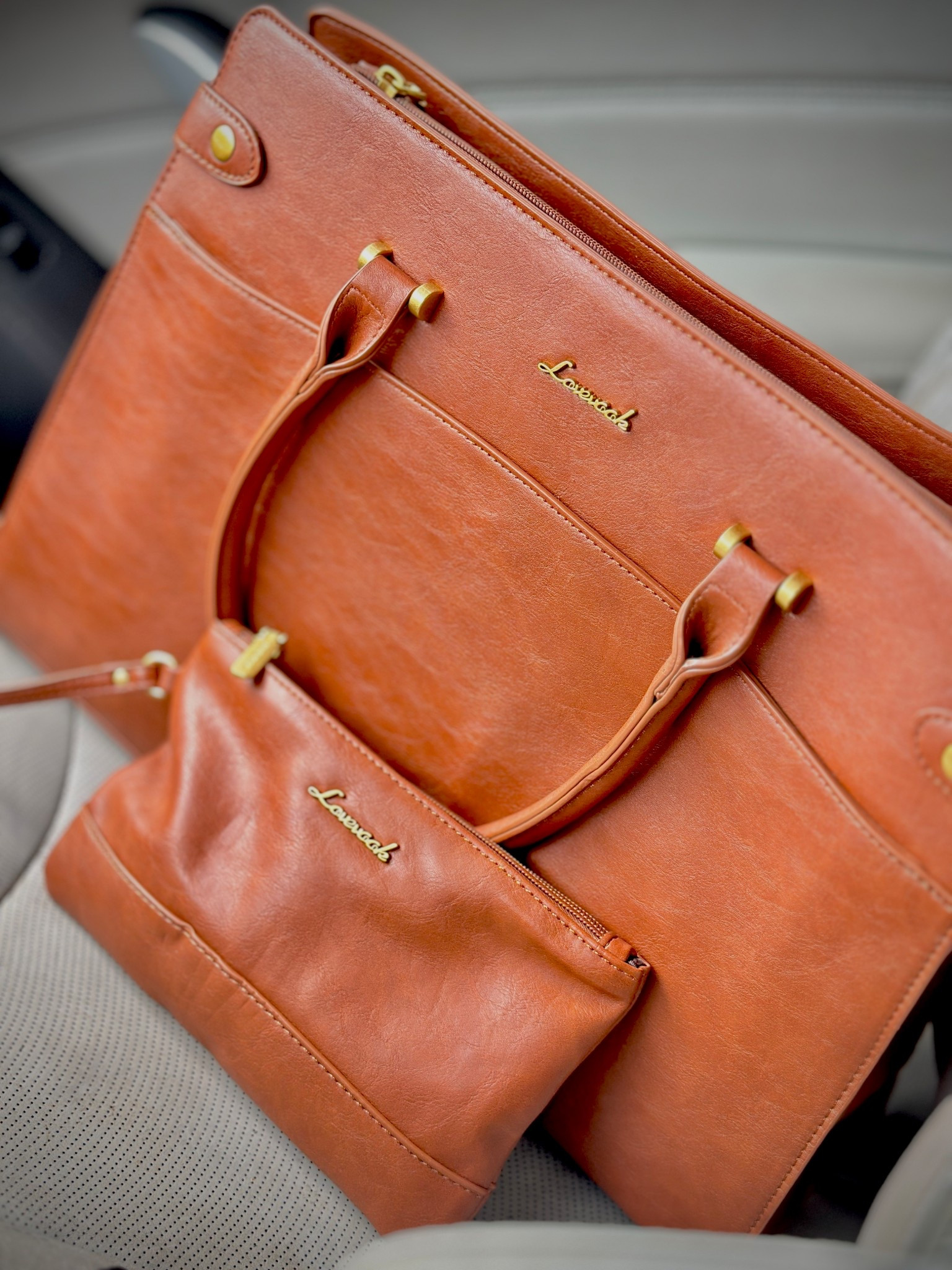 This bag is perfect work, meetings , and everyday business essentials.
#workessentials


#LTKU #LTKdayinmylife