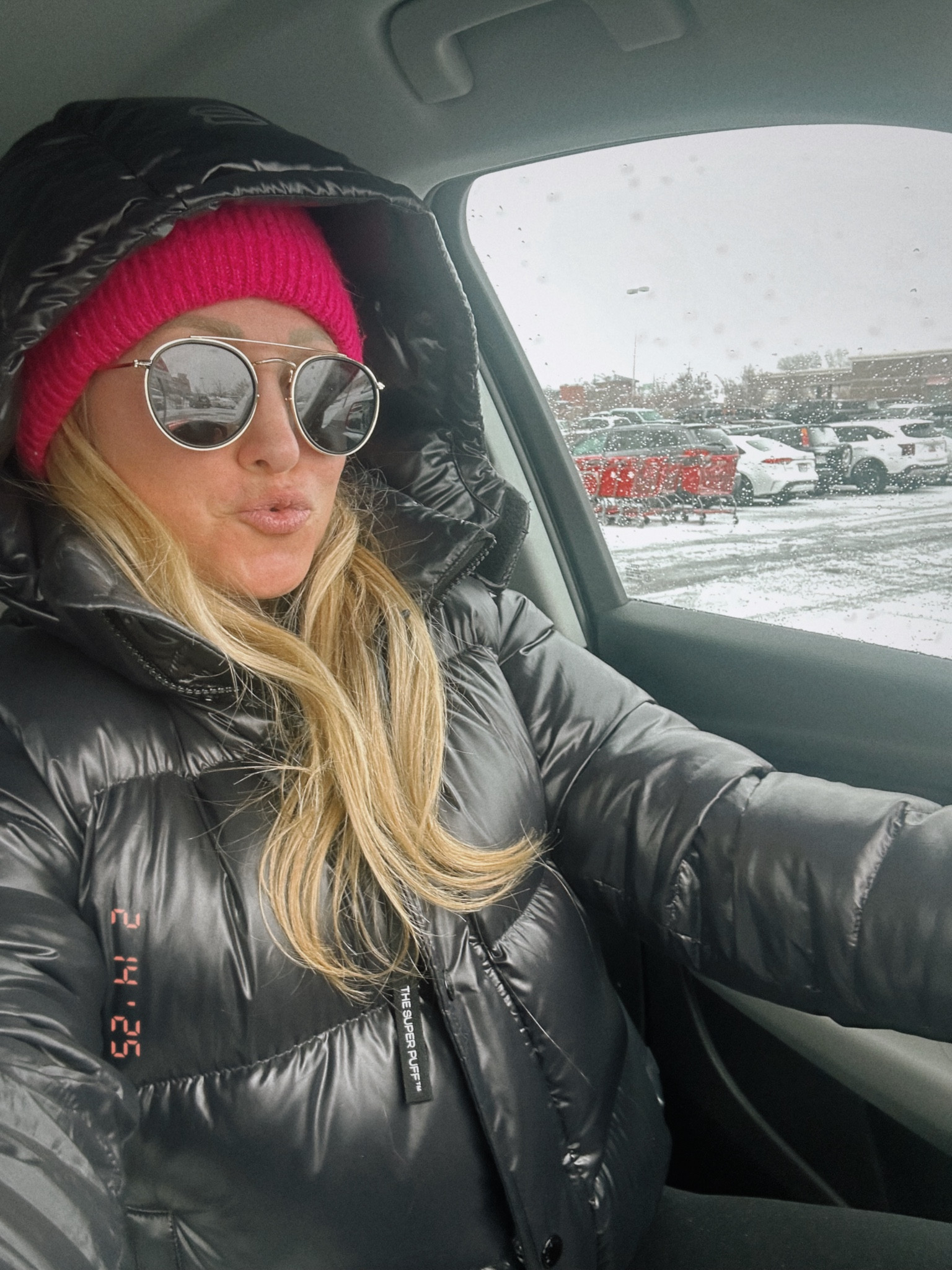 Aritzia puffer saving me! Love these ray bans dupe sunnies ! 