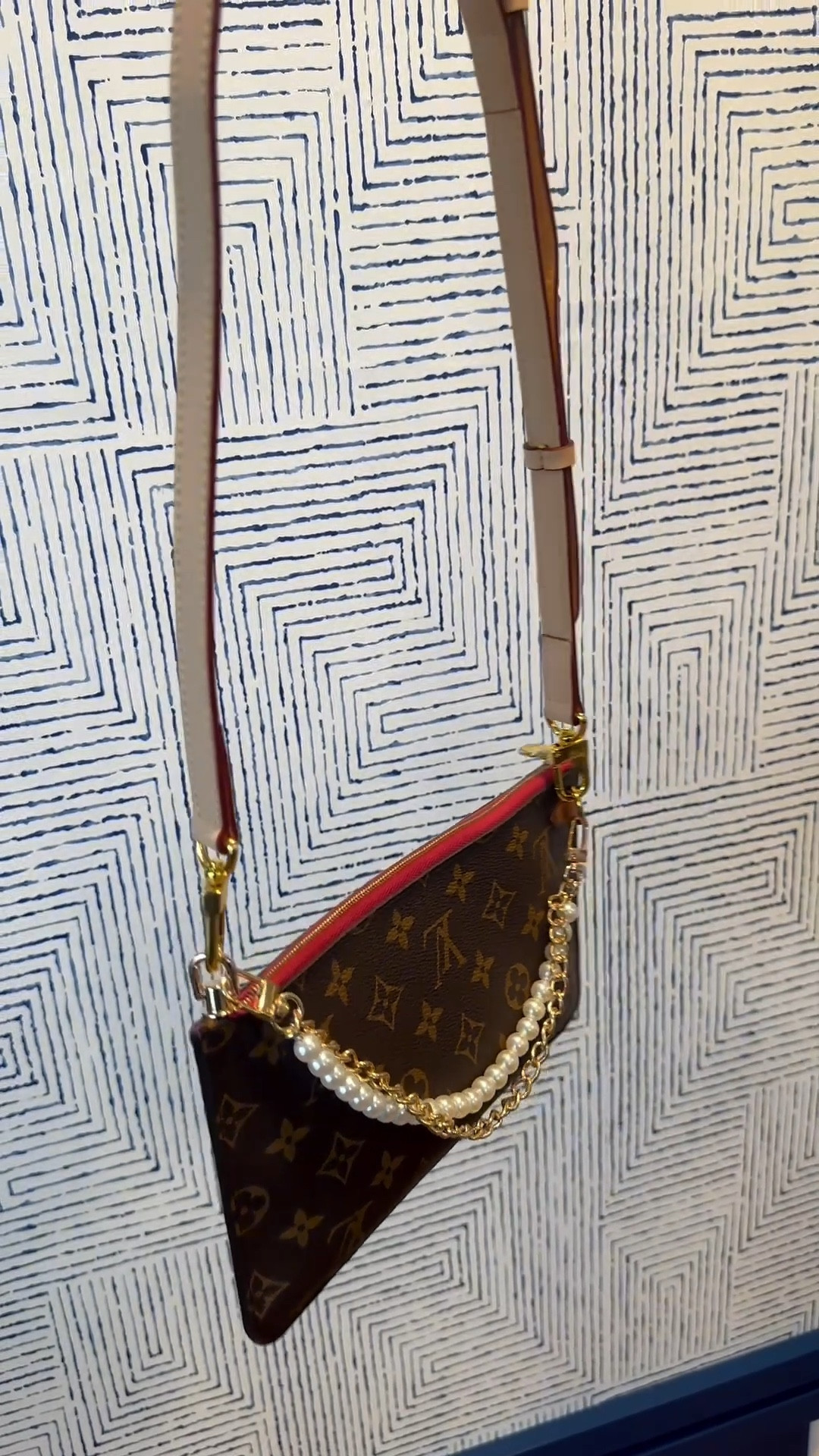 Turning my Louis’s Vuitton pochette into a crossbody



#LTKOver40 #LTKstorytime #LTKmomlife