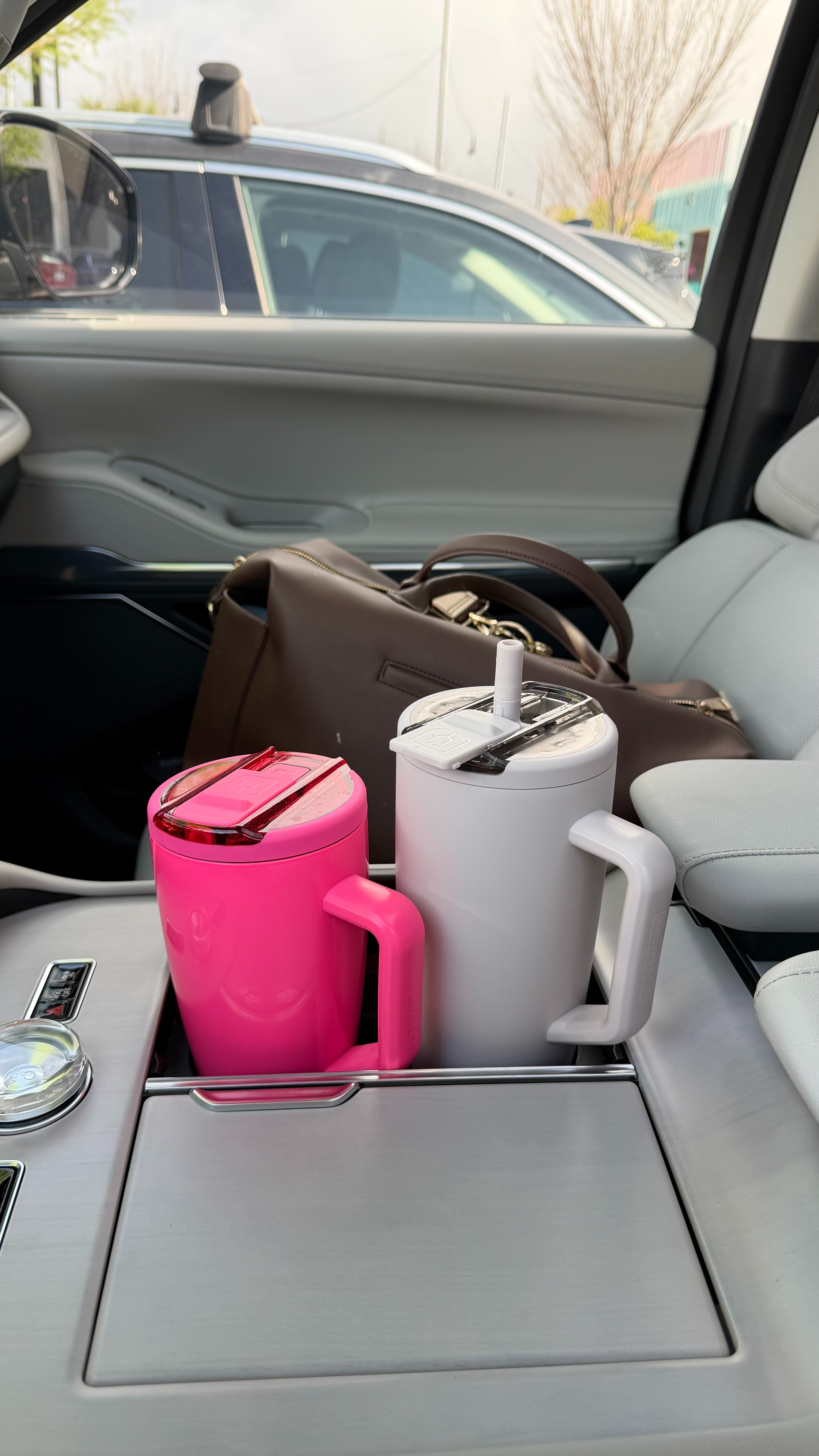 New brumate era flip! Has built in straw that you can close shut and is completely leak proof!  

 