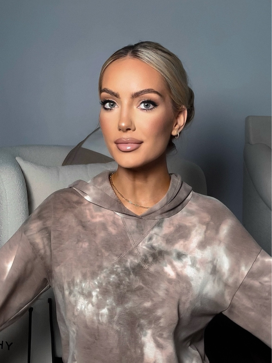 Latest 15 minute makeup video look! Follow @hollyjoannew for beauty and style! So glad you’re here! Xx

Ben Nye Banana Powder
MAC Mineralize Skin Finish Blush Love Joy
Kjaer Weis Brow Pencil Deep Brown 
NARS Laguna Bronzer
Pat McGrath Labs Eye Liner
Iconic London Original Highlighter
Chanel Volumizing Mascara
Anastasia Beverly Hills Brow Freeze
Charlotte Tilbury Makeup Setting Spray 
Lip Combo:
NYX Lip liner: shade Nude Truffle 
MAC Lipstick: shade Creme Cup
Fenty Lipgloss: shade Fu$$y


#LTKbeauty #LTKstyletip #LTKfindsunder100