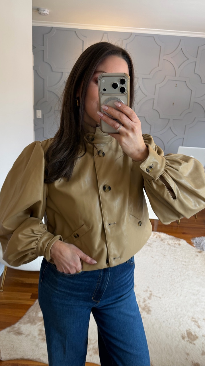 obsessedddd with this cropped trench. I would run before it sells out again. I’m in my true size small!

#LTKspringtrends