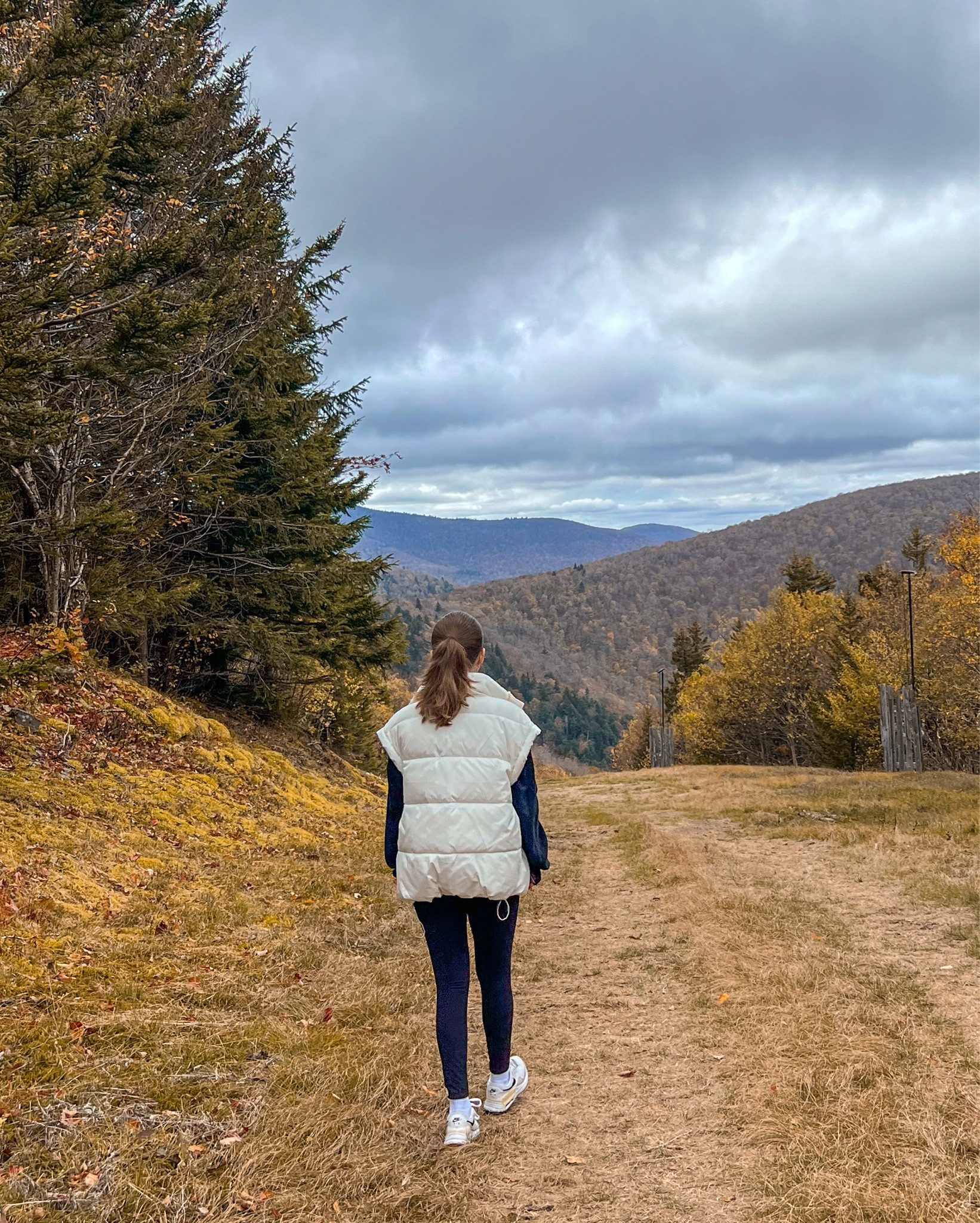 Casual outfit for fall 🍂 Oversized puffer vest, sweatshirt, leggings & white sneakers—perfect for hiking, nature walks, and weekend adventures.
.
.
.
.
.
#LTKSeasonal #LTKU #LTKSaleAlert
#LTKFindsUnder50 #LTKFindsUnder100 #LTKStyleTip #LTKTravel #LTKShoeCrush #LTKItBag

Fall outfits | casual outfits | vest outfits | white puffer vest | leggings outfit | leggings and sneakers | leggings and sweatshirt | hiking leggings | black sweatshirt outfit | hiking outfits | outdoor walk outfit | white sneakers | casual sneakers 