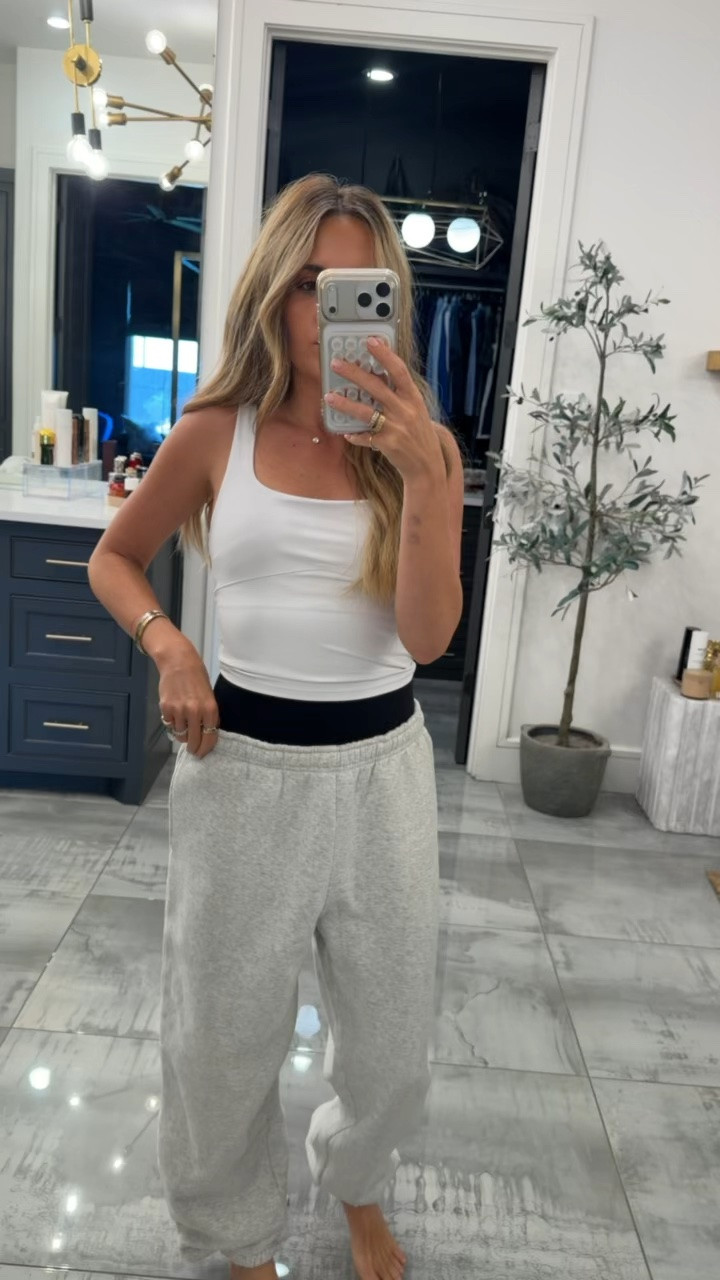 Fall is officially here and I could not be more excited. This new lounge set I got from @Vuori US is the perfect comfy set that will take you from the drop off line, to workout to errands and beyond. #vuoripartner

Wearing size small in all!