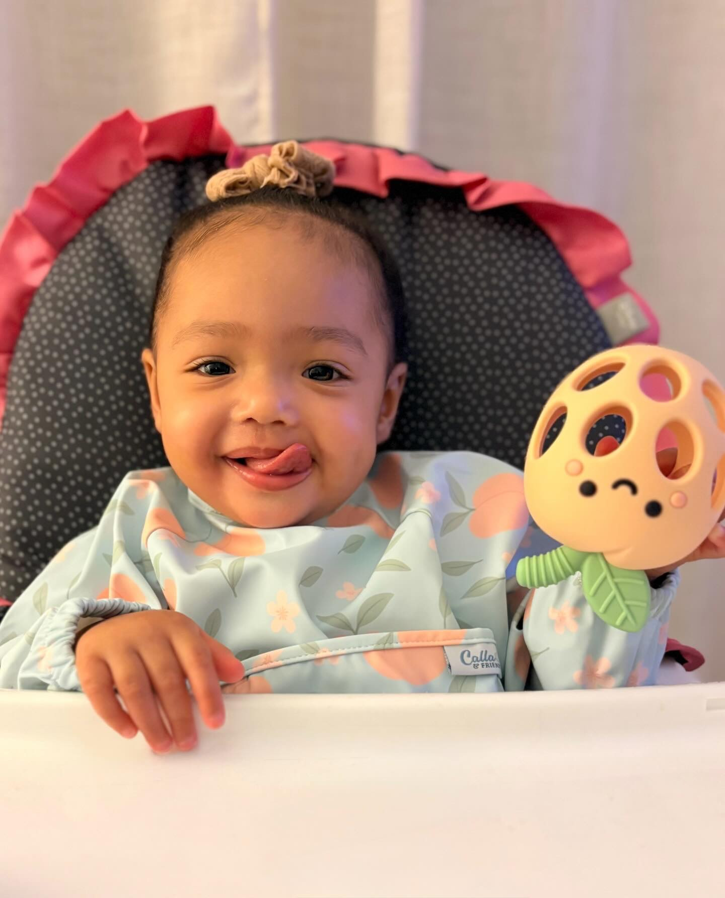Isa in the @callaandfriends Peach Blossom bib with the matching Peach Blossom teether 🧡

Code DEJ saves 🫶🏽