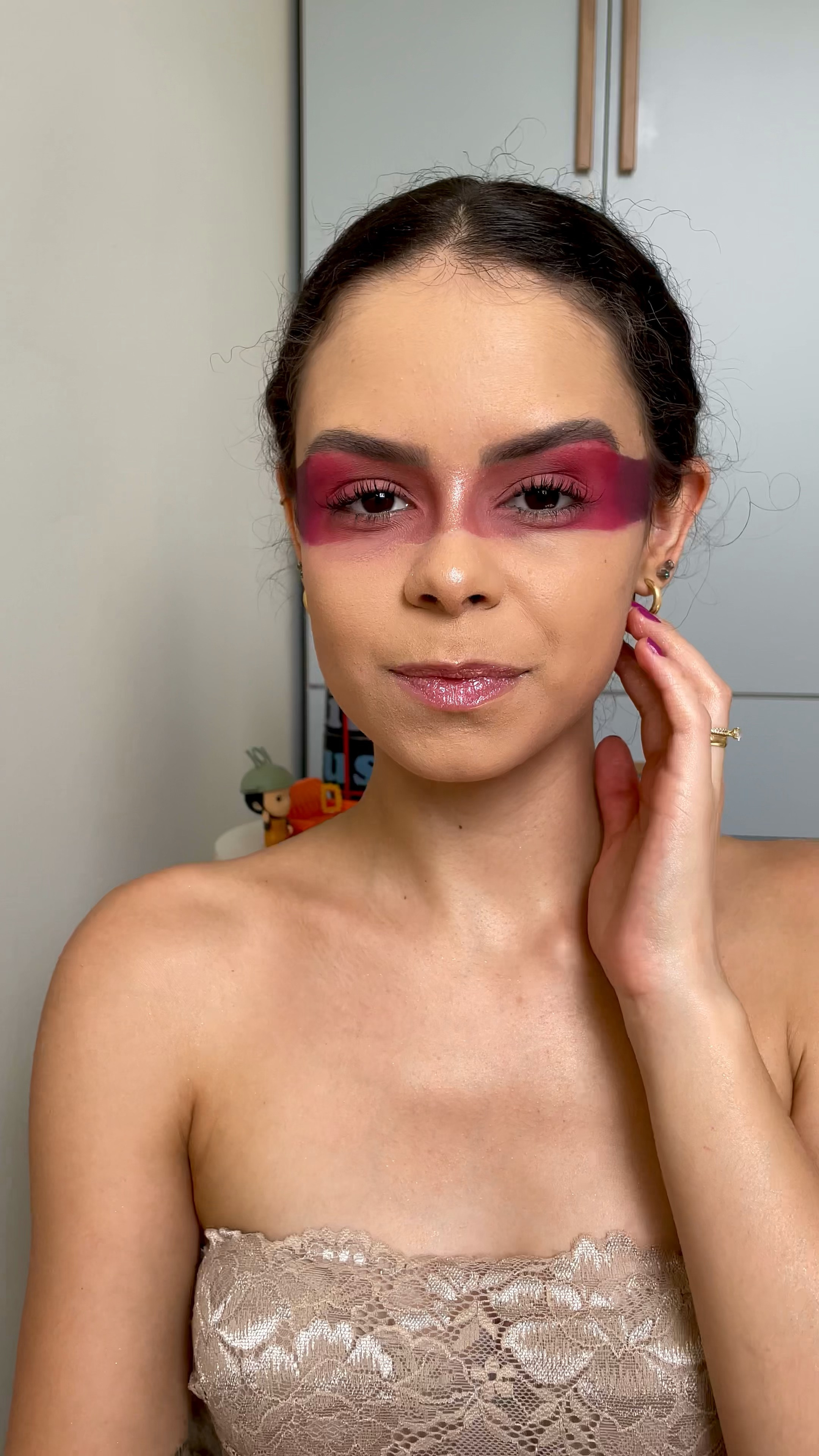 LEIA A LEGENDA! 

Dica pra sua maquiagem durar mais: finalize com um fixador de maquiagem com resina, pra grudar toda essa maquiagem na sua pele e ela aguentar pular o carnaval. 

Me inspirei na Liisa Navaja para fazer essa make que me lembra uma mascara, fiz puxando o degradê pro rosa pois é minha cor preferida. 

Mas você pode soltar a imaginação e fazer com as cores que desejar, inclusive colando pedrinhas. 

E aí, você usaria? 

#maquiagem #carnaval #maquiagemcarnaval #makefacil #carnavalmaquiagem #carnavalmakeup

#LTKVideo #LTKbeauty #LTKbrasil